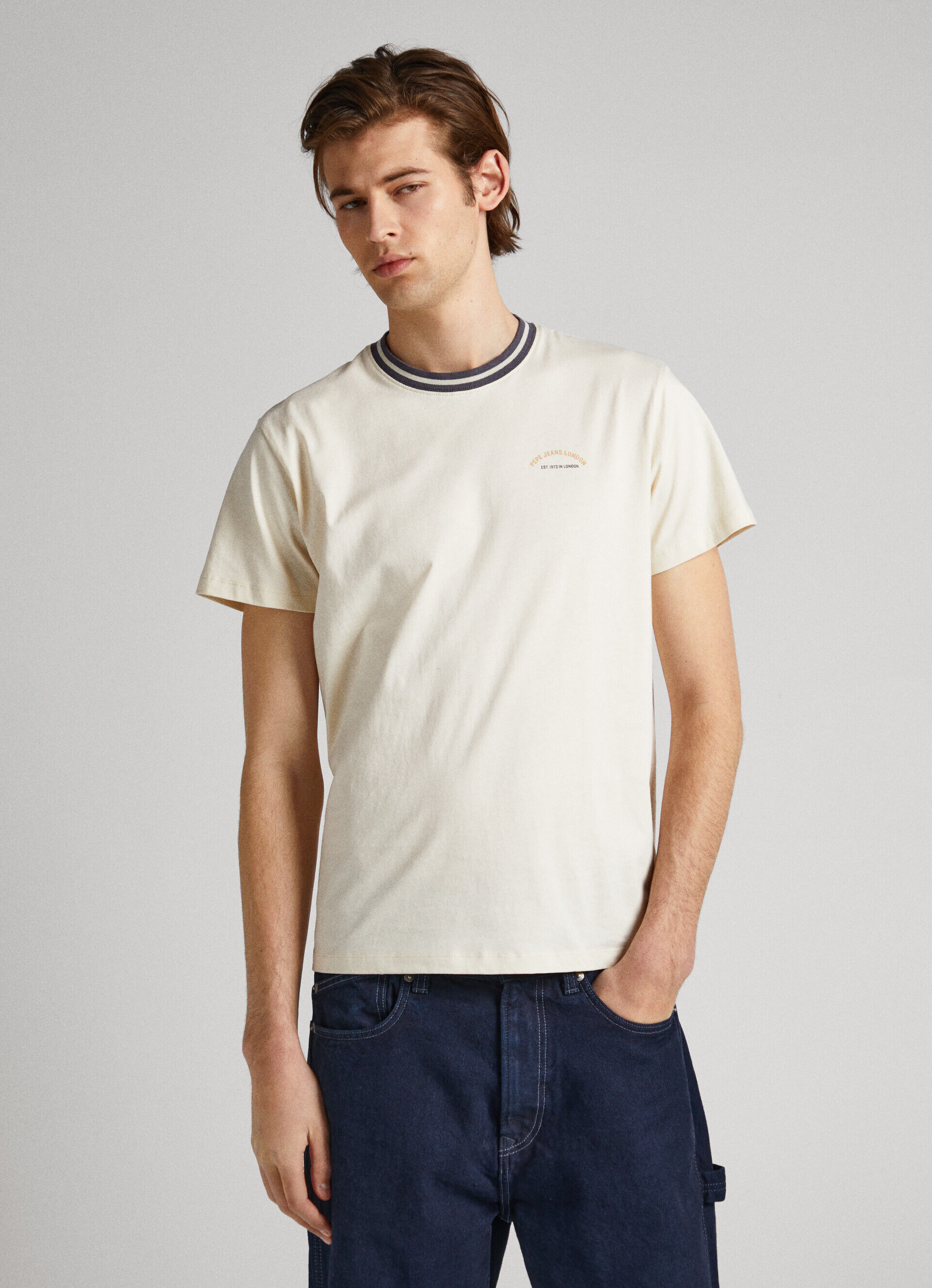 CAMISETA COM DETALHE NA GOLA - branco marfim