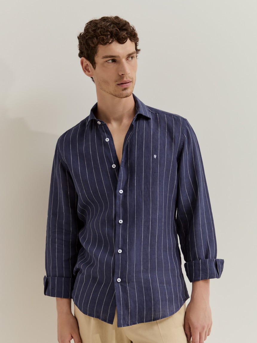 Camisa slim fit em linho às riscas