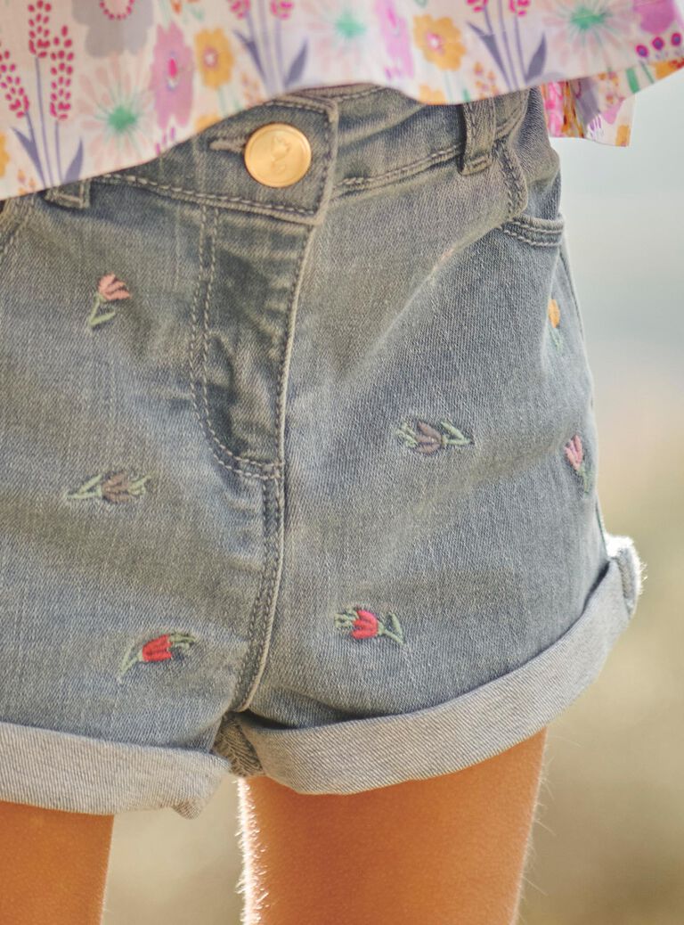 Short en jean bleu à motif fleurs