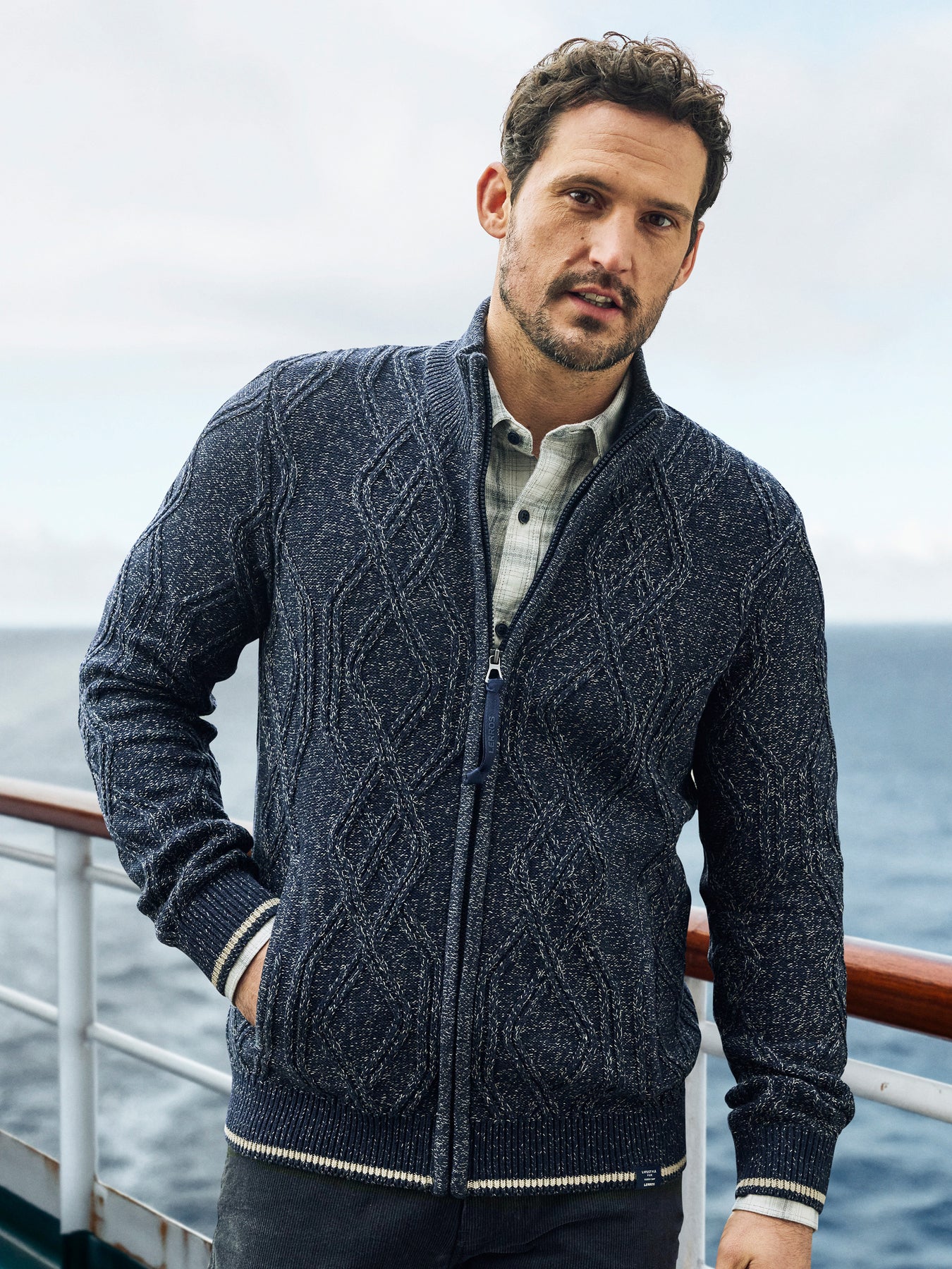 Herren-Strickjacke mit Zopfmuster