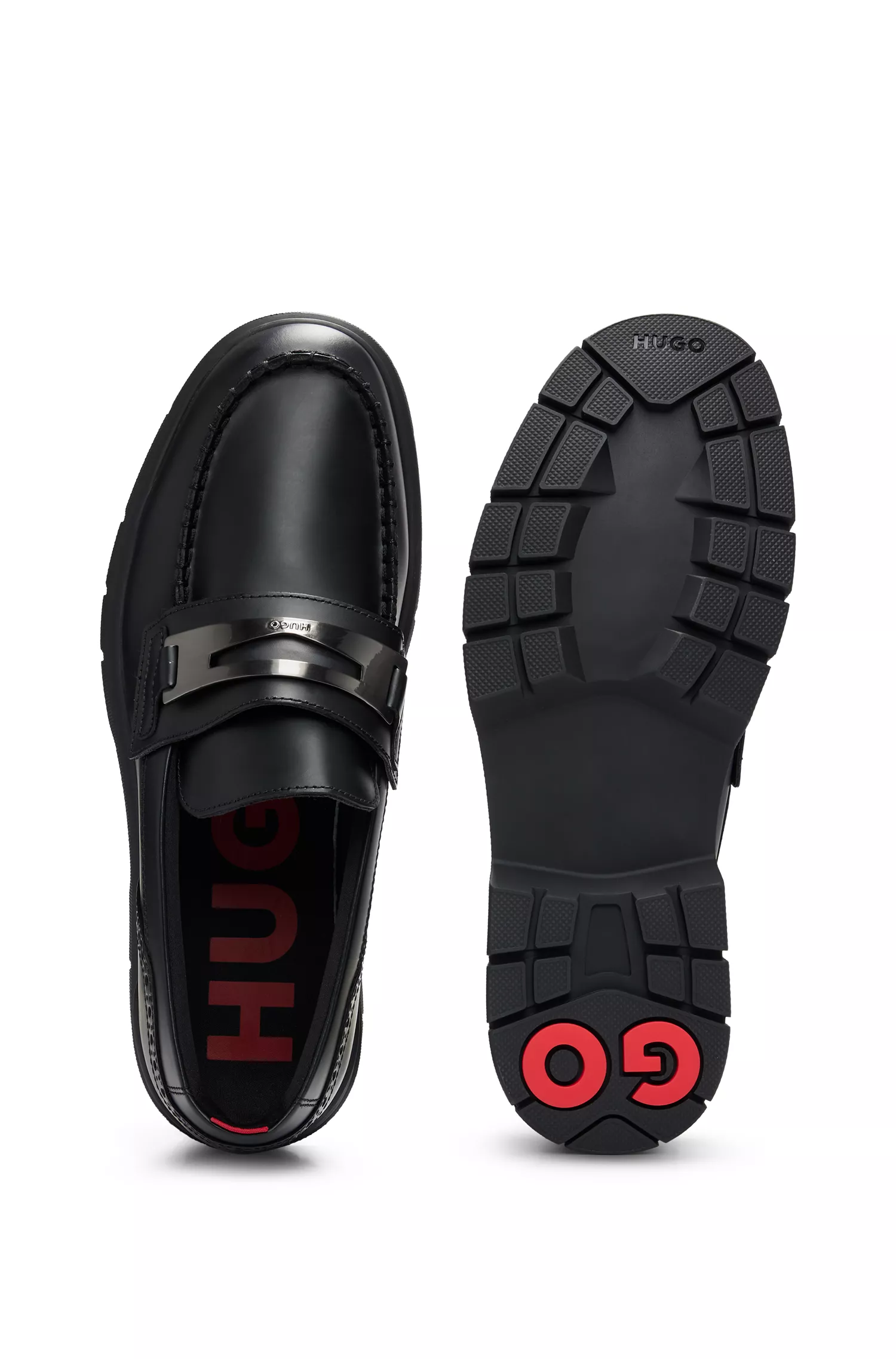 Mocassins HUGO com detalhes em ferragens vermelhas e acabamento escovado em couro.