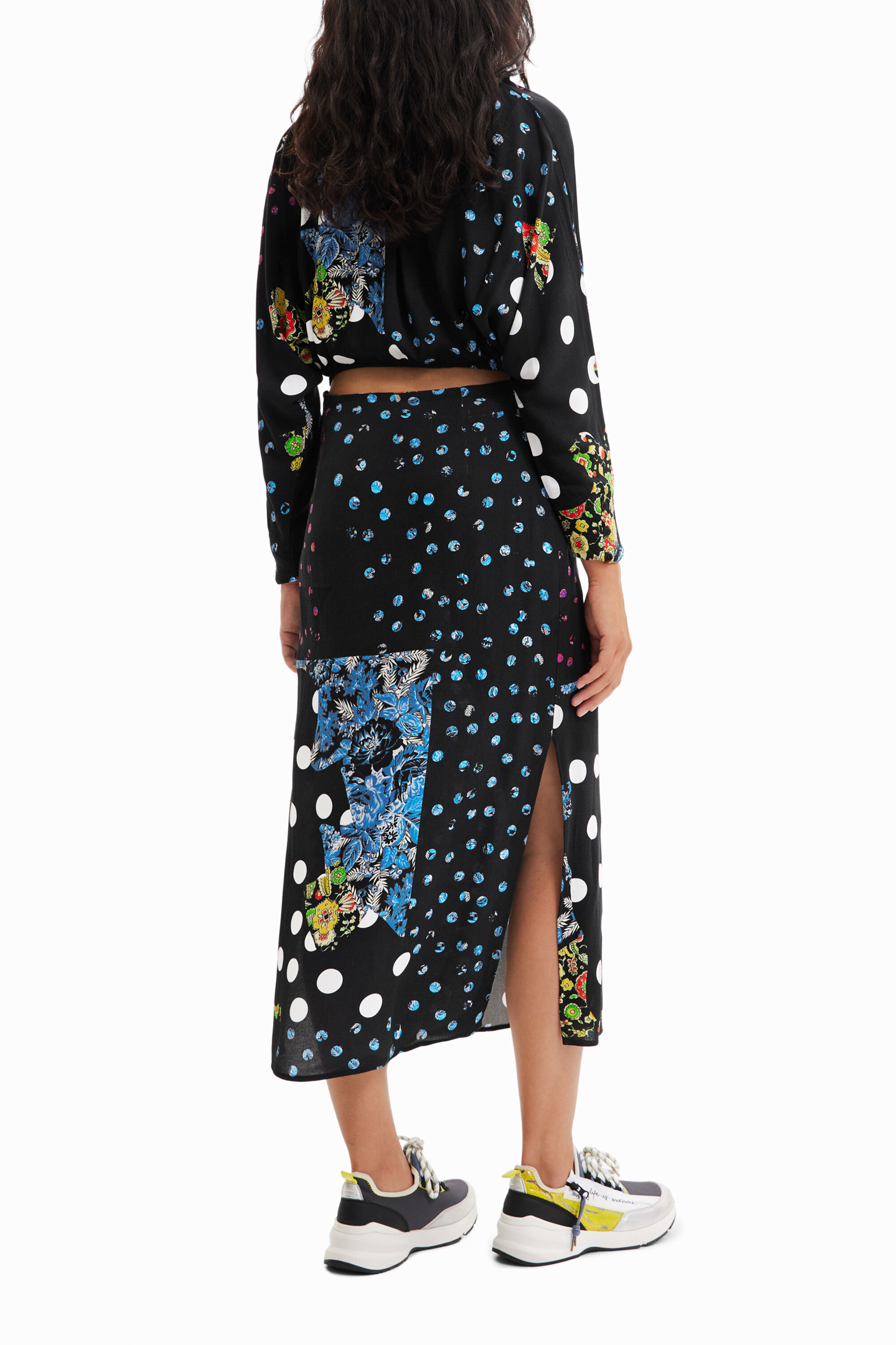 vestido midi de bolinhas