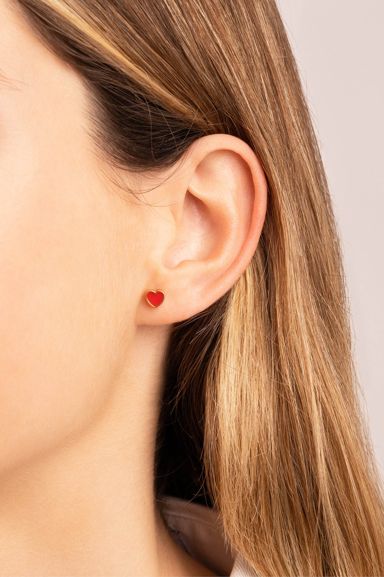 Brinco de coração solto com esmalte vermelho, banhado a prata e ouro.