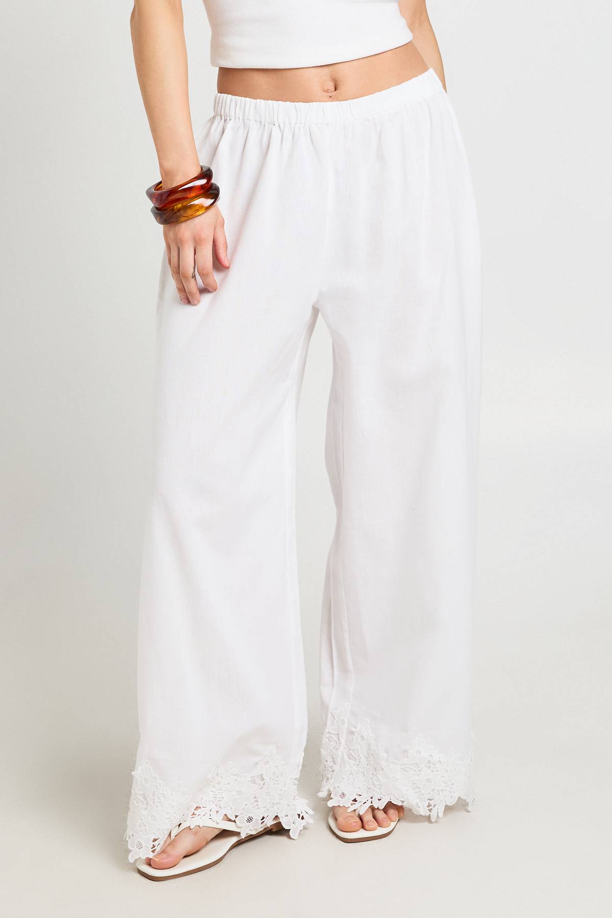 boohoo Pantalon Large Petite Avec Bordure Brodée