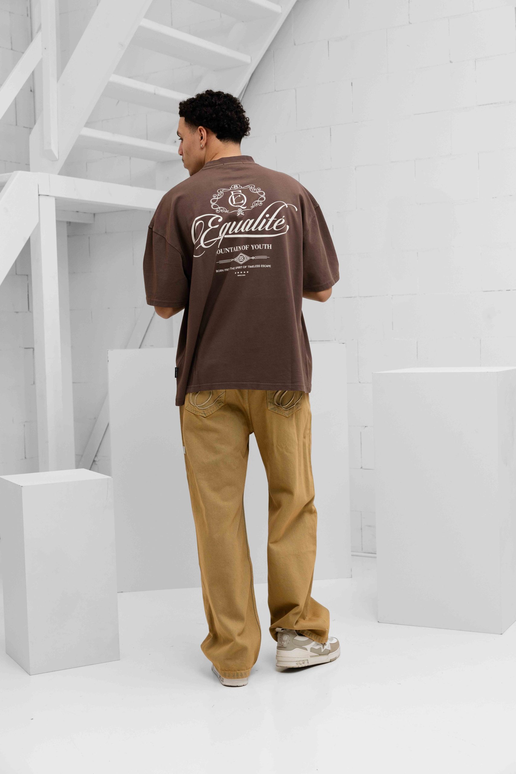 Equalité Yuki Boxy T-Shirt Heren Bruin