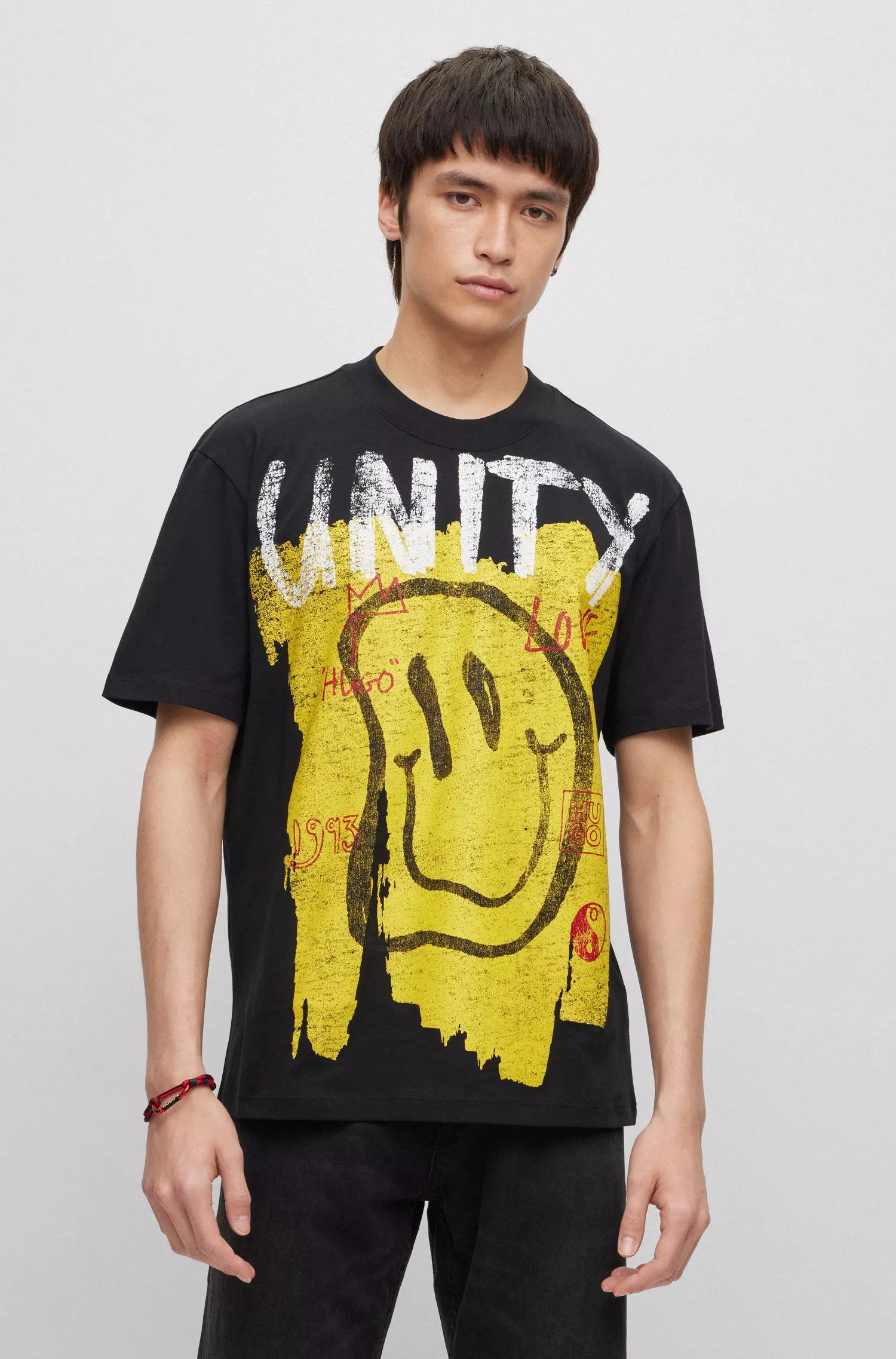 Camiseta HUGO vermelha em malha de algodão com estampas de rabiscos.