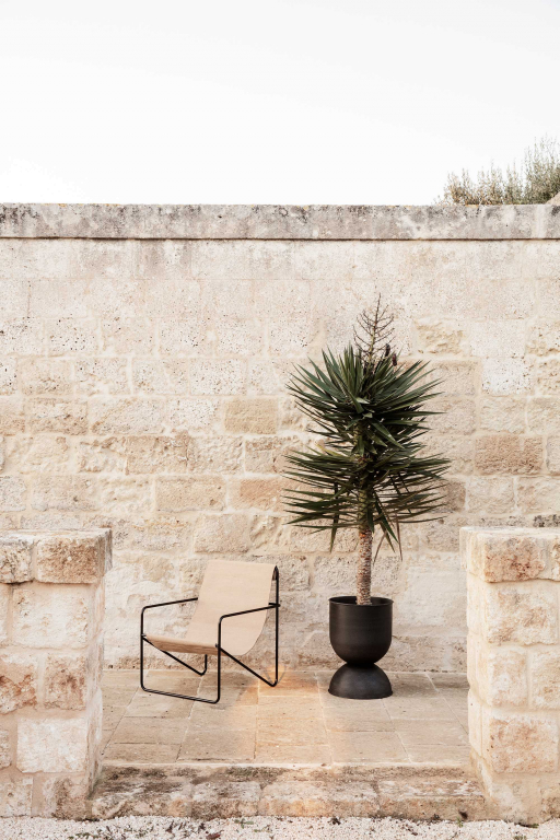 Ferm Living Desert fauteuil zwart onderstel Black/Soil