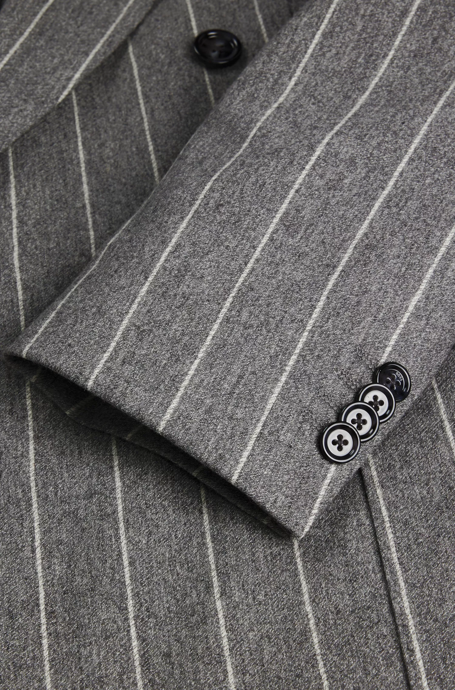 Terno BOSS preto de corte slim, em lã listrada e cashmere.