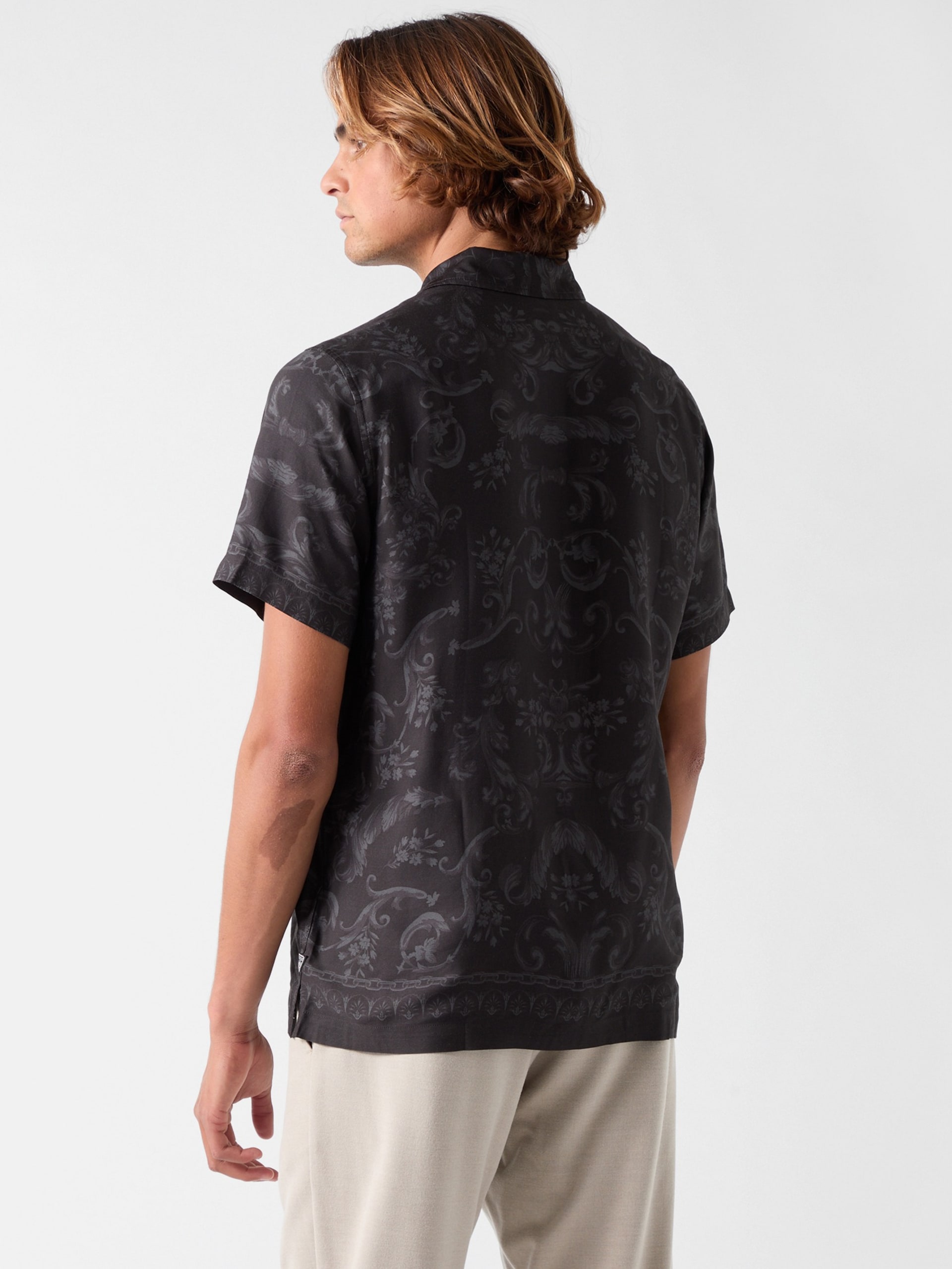 Camisa com estampa de borda barroca