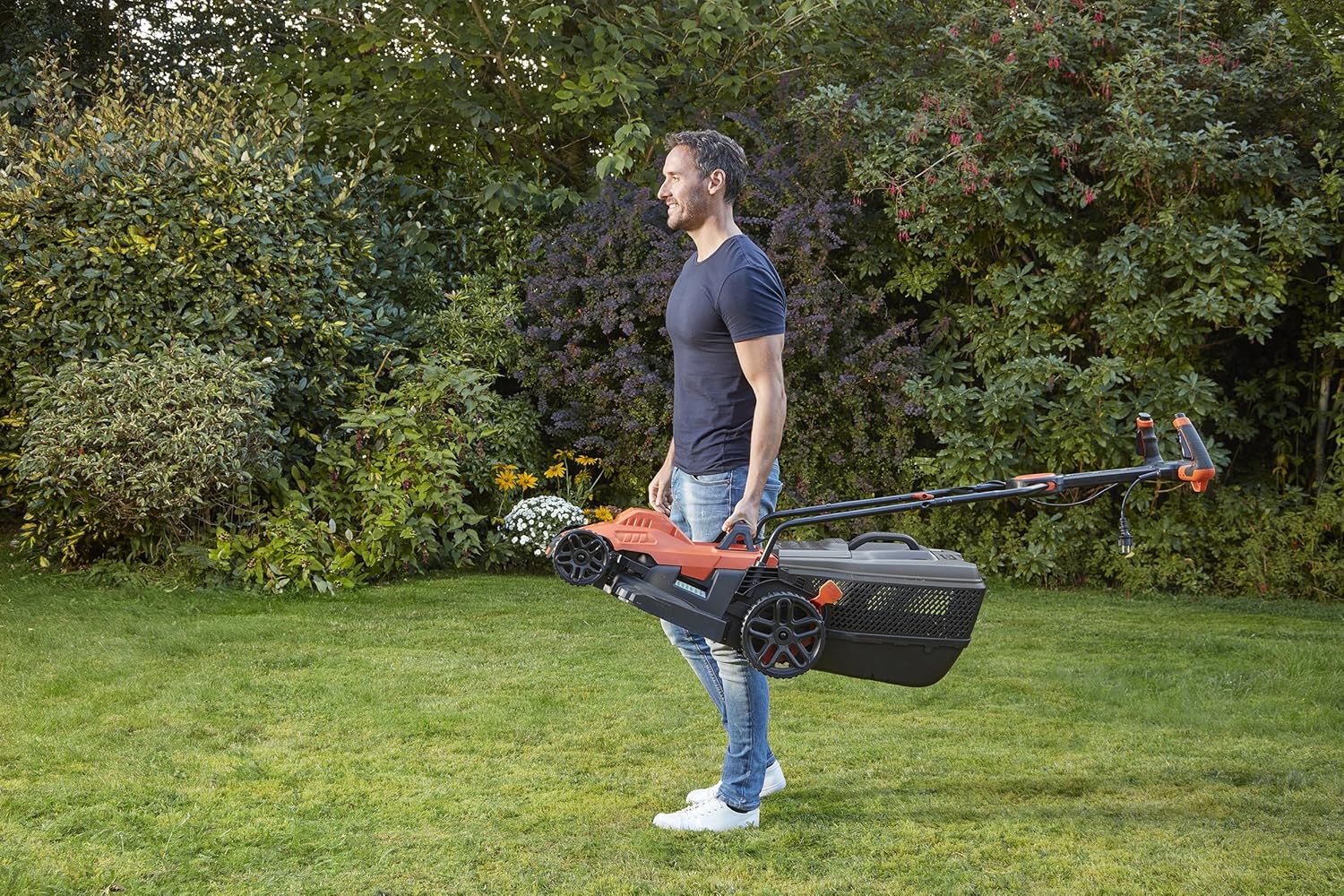 BLACK+DECKER Tondeuse Filaire 1600W, Tondeuse à Gazon Electrique 38 cm, 6 hauteurs réglables 20, 30, 40, 50, 60 et 70 mm, Tondeuse avec Poignée EASYSTEER 3 Positions, BEMW471ES-QS Orange