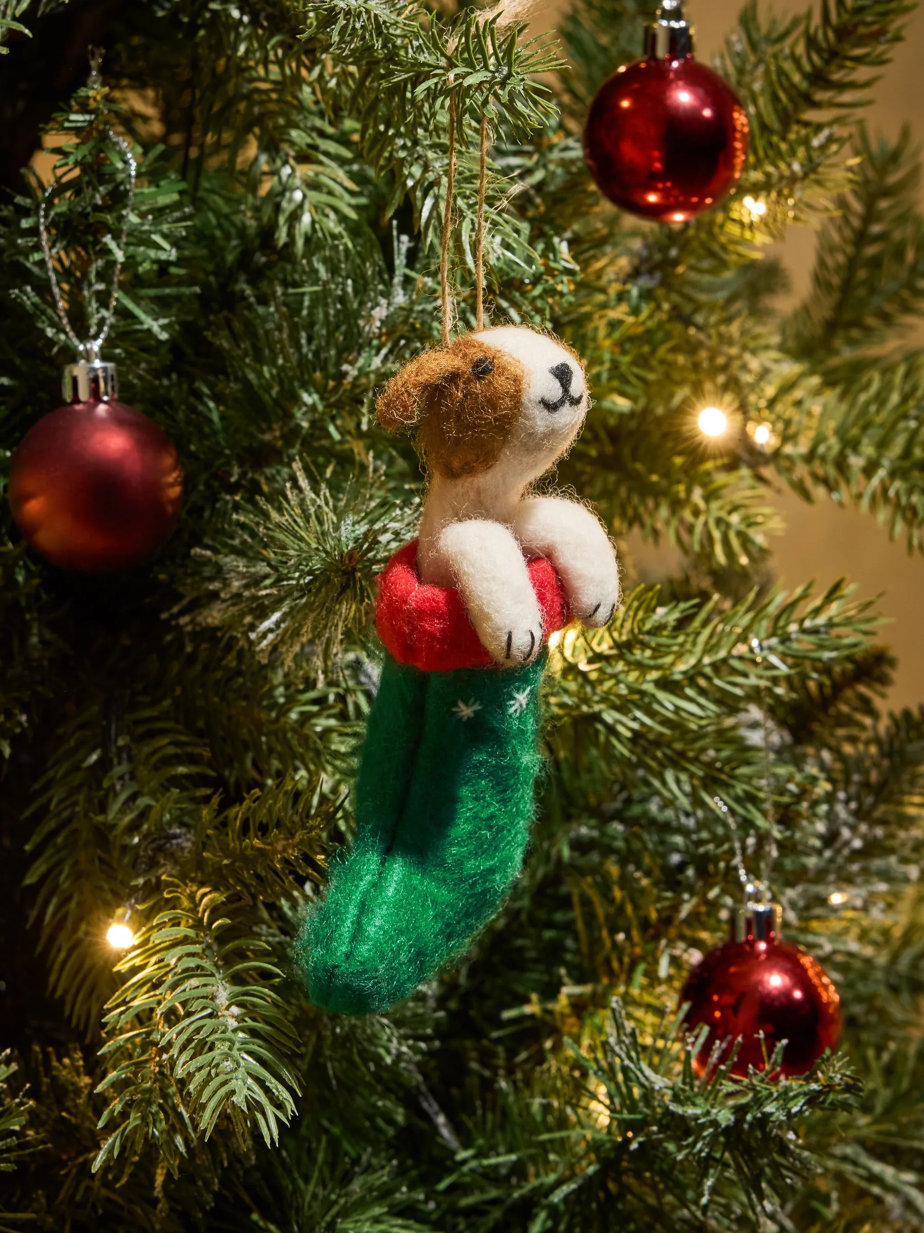 Vilten hond in Kerstmis sok Kerstmis bal