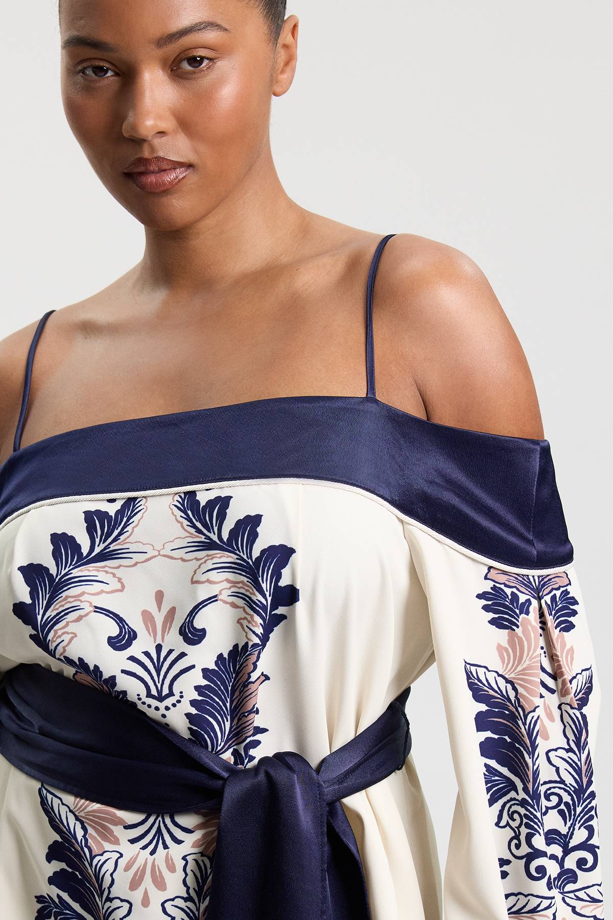 KarenMillen Haut Bardot Grande Taille Imprimé Foulard Avec Ceinture En Tissu Tissé