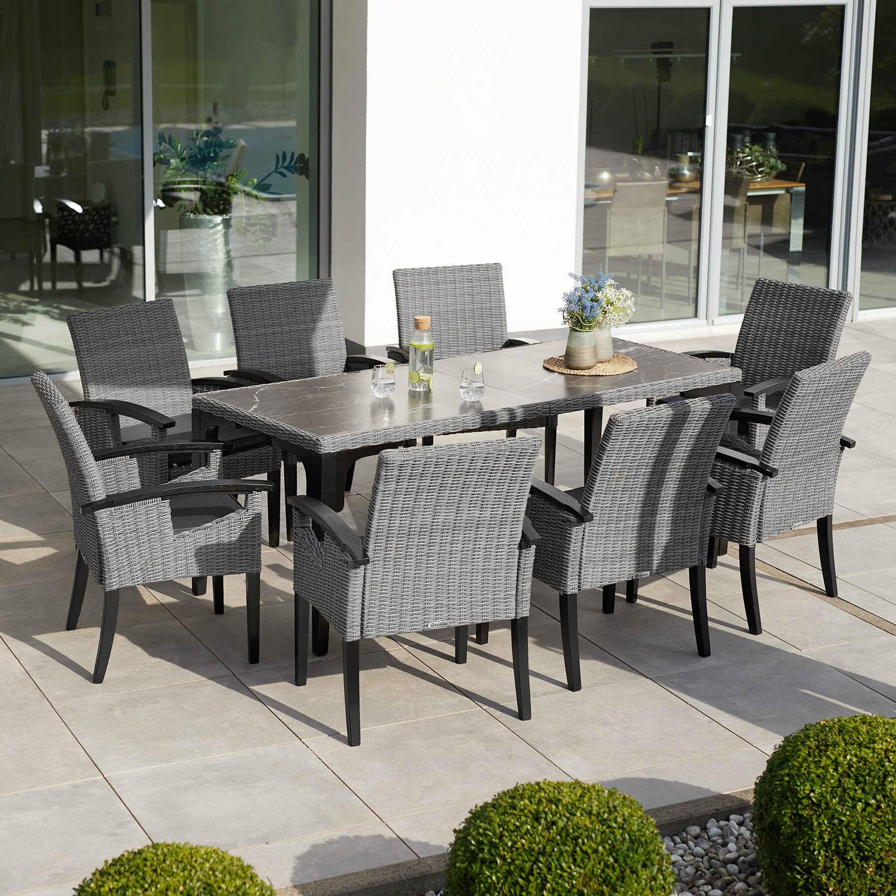 tectake® Rattan Tisch Foggia mit 8 Stühlen Rosarno, mit stabilen Holzgestellen, wetterfest und UV-beständig, Armlehnen und Beine aus Holz