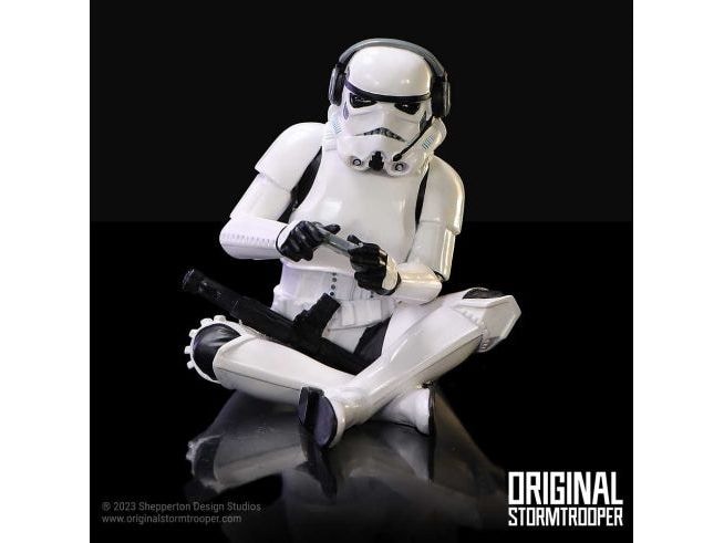 Nemesis Now Aufsteller Original Storm Trooper Game on Weiss Offiziell lizenzierte, handbemalte Figur