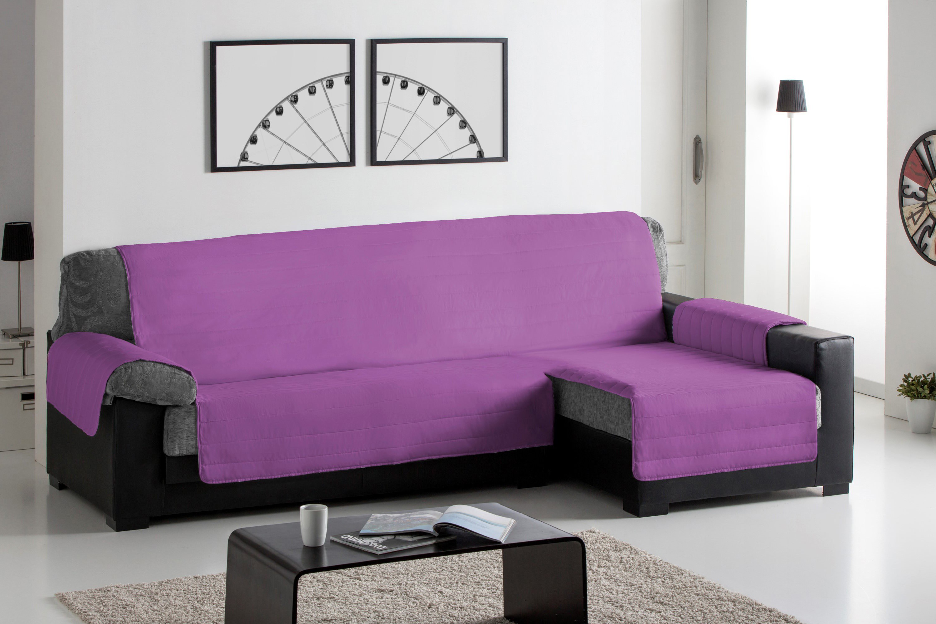 Capa acolchoada para chaise longue com encosto à direita, na cor lilás.