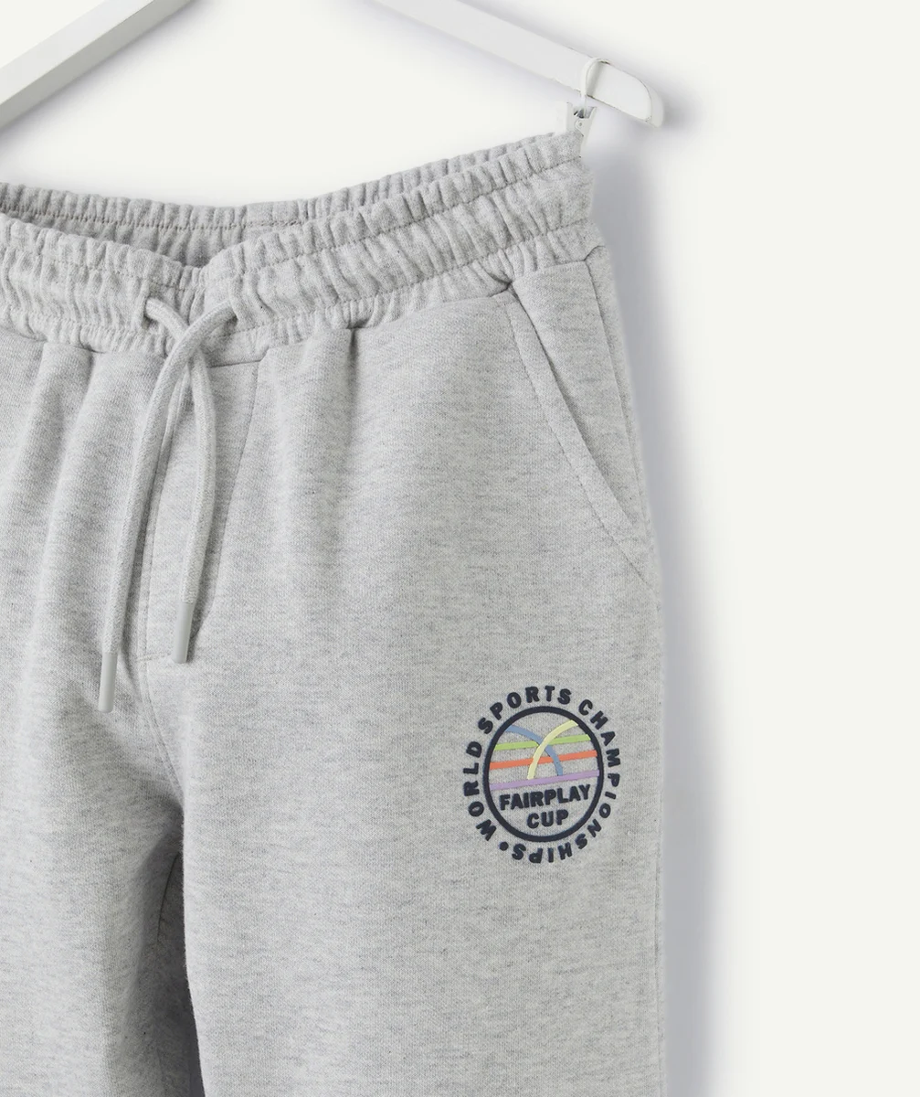 JOGGING GARÇON EN COTON BIO GRIS AVEC PATCH SPORT
