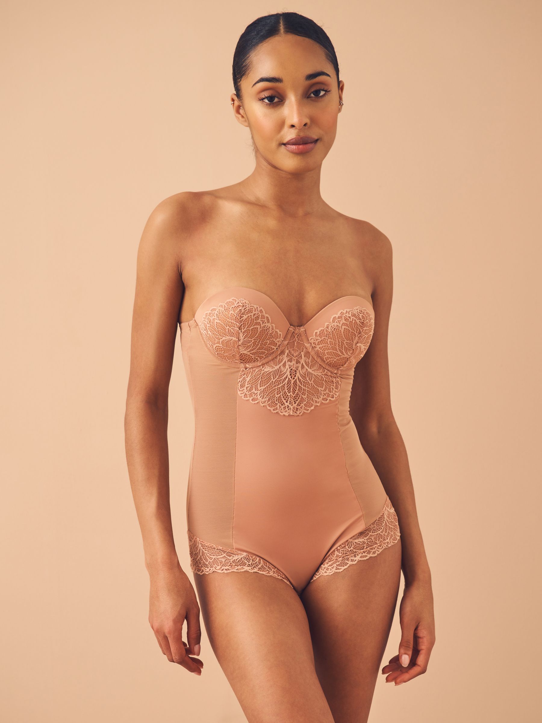 Caramel-nude - Kanten body met cups en sterke buikcorrectie