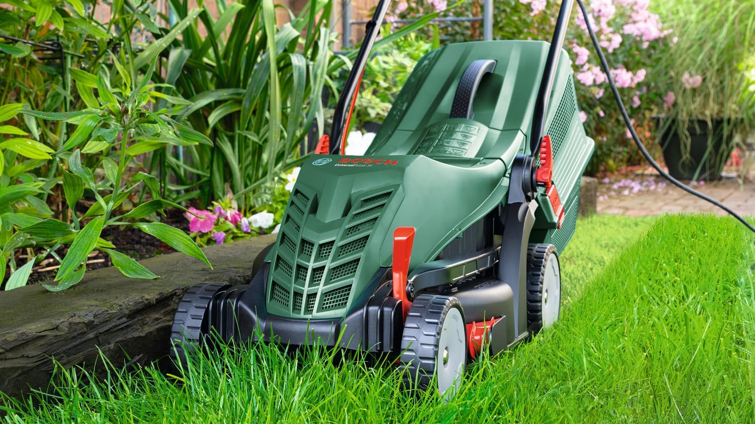 Bosch Schnur-Rasenmäher UniversalRotak 34-410 (230 V, Schnittbreite 34 cm, 40 Liter Graskasten, mit Graskämmen)