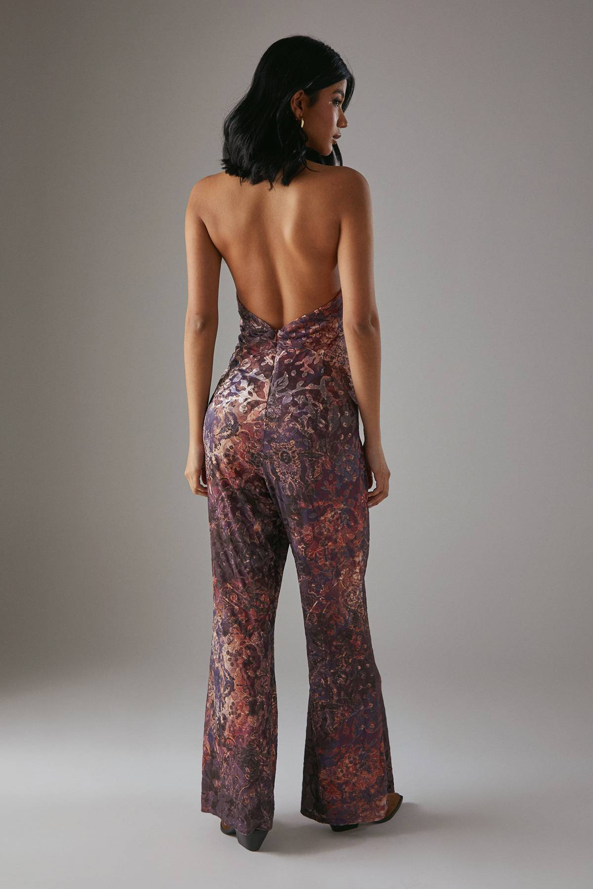Warehouse Combinaison HCD à Motif Paisley Dévoré avec Décolleté Plongeant et Dos Nu