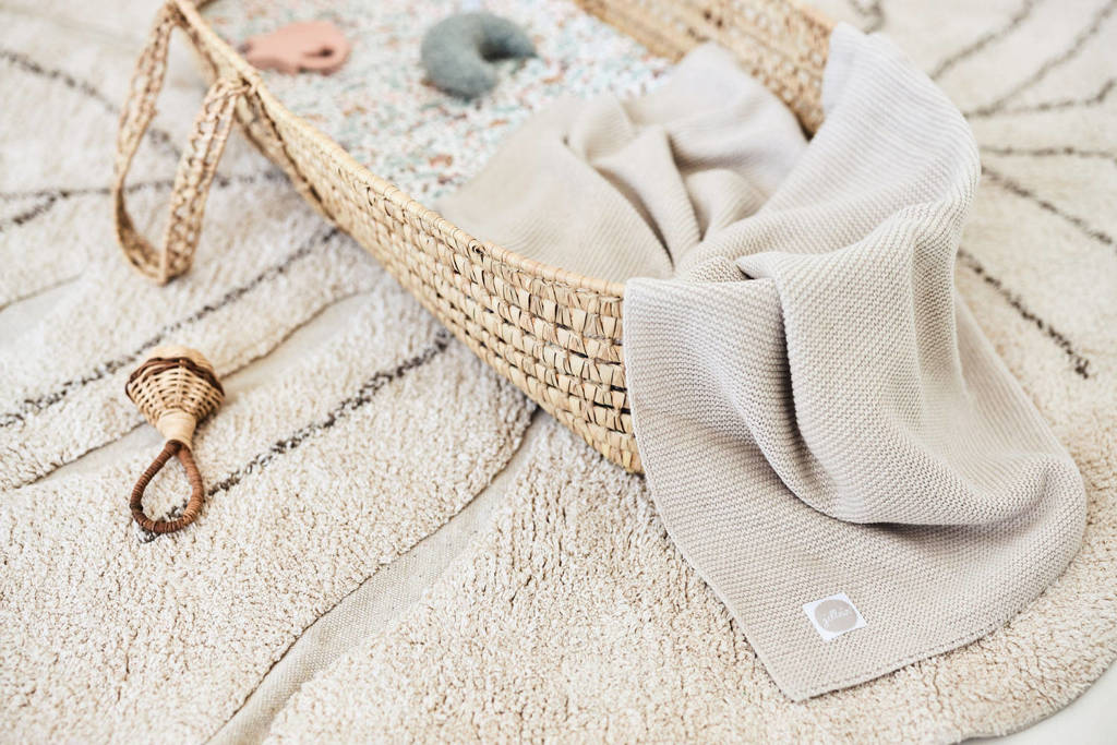 Mooi groot dekenbaby ledikant deken 100x150cm Basic knit nougat