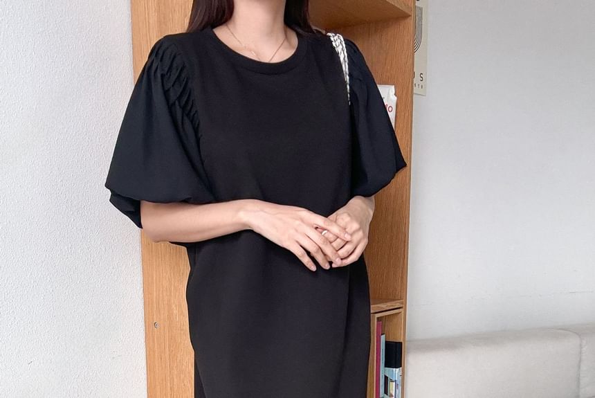 Chubby Girl - effen geplooide losse midi-jurk met pofmouwen