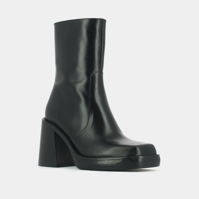Boots à talons et bouts carrés  en cuir noir