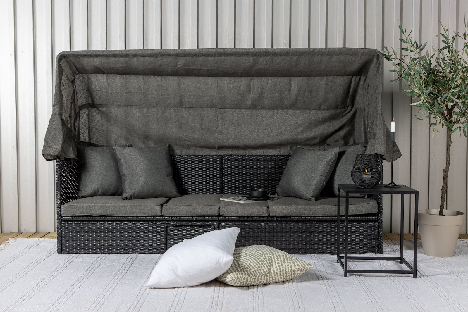 Nopy utesofa Utesofa med solseng funksjon. Sort plastrotting. Grått tak og grå puter.