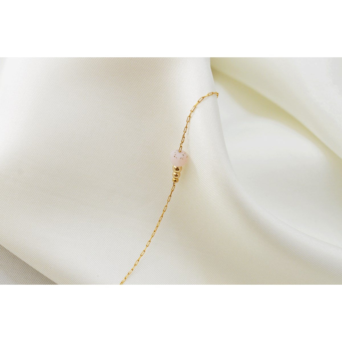 Bracelet  fin orné d une perle semi-precieuse  d 'Agate Rose