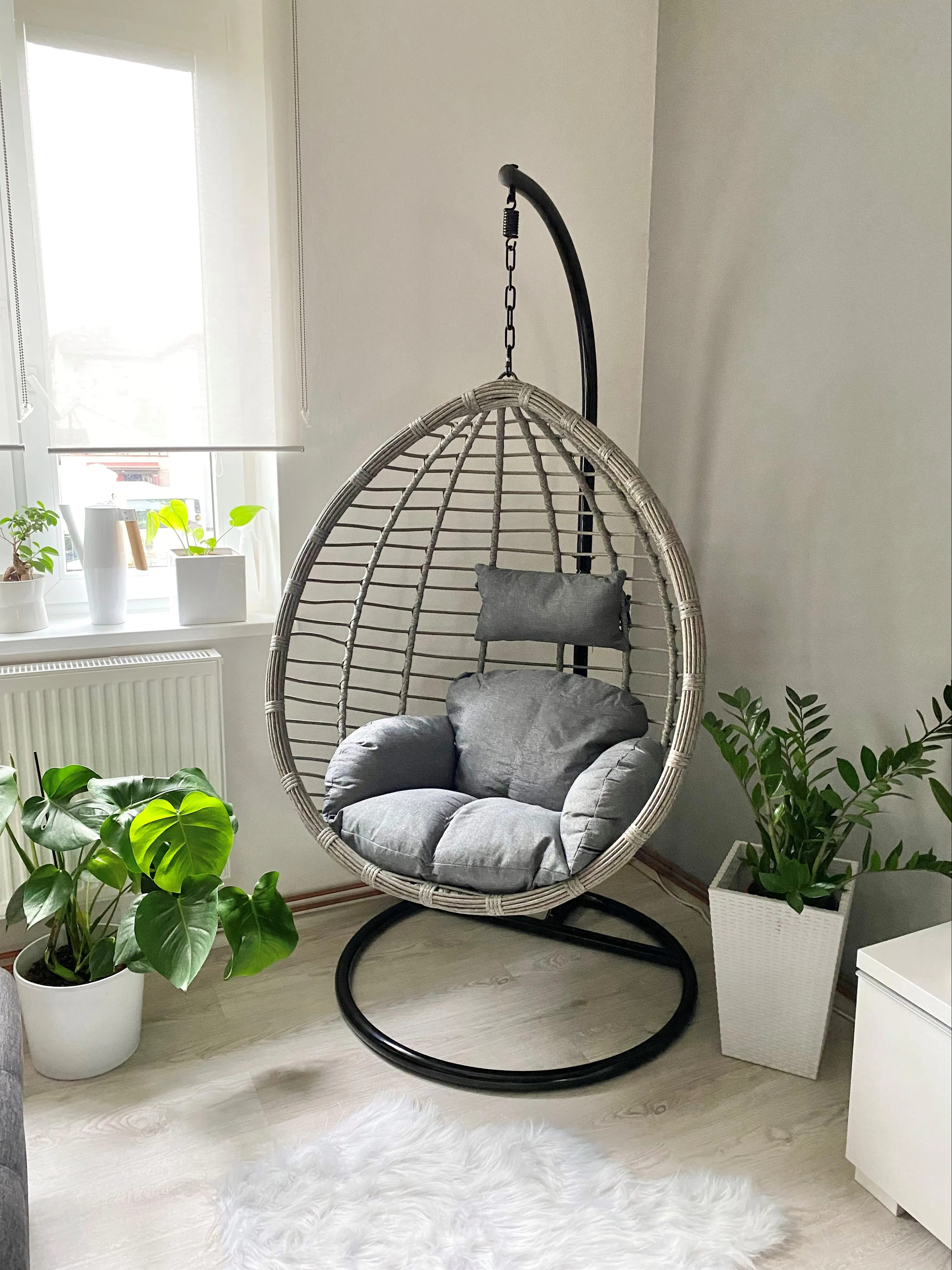 Hangstoel met standaard TOLLO PE rotan Grijs