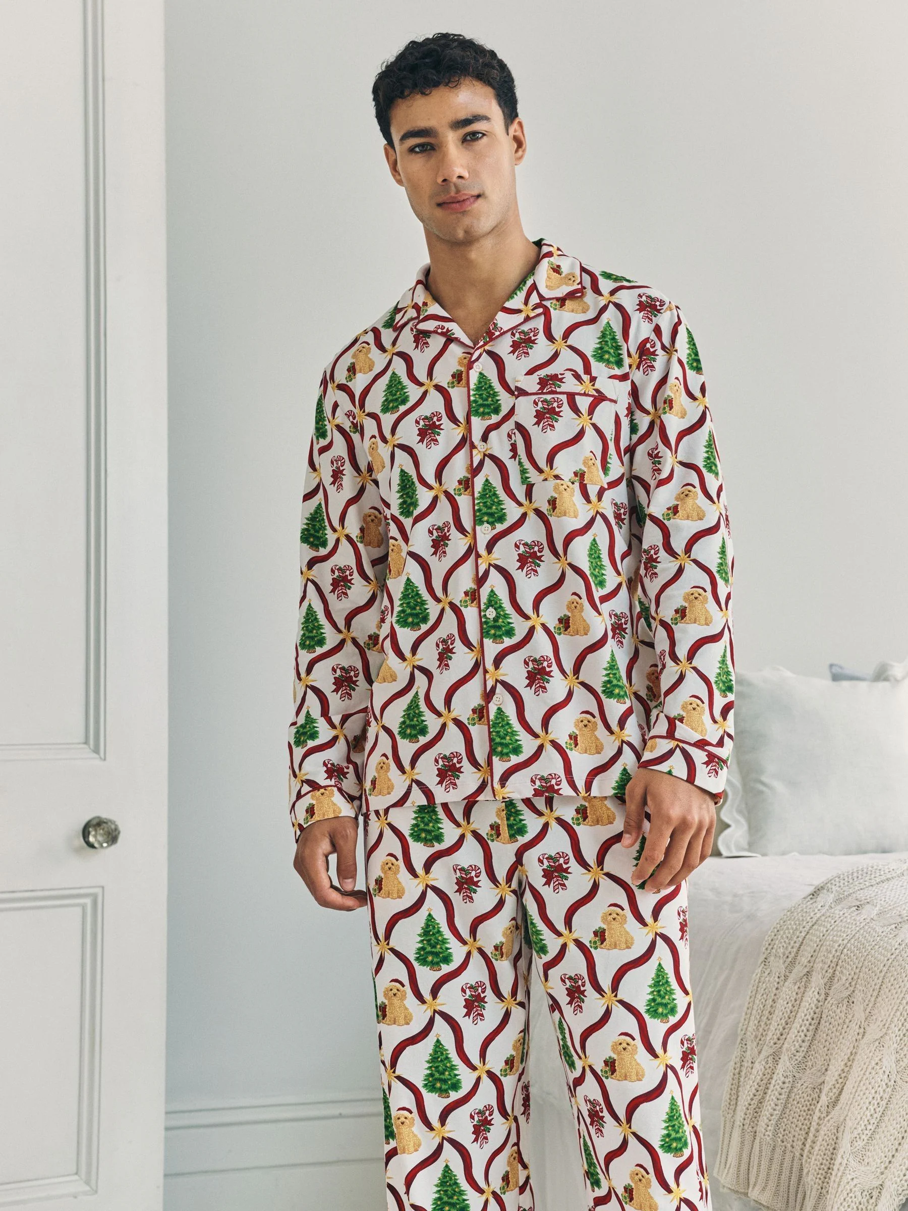 Chelsea Peers lange pyjama met kerstboom en hond