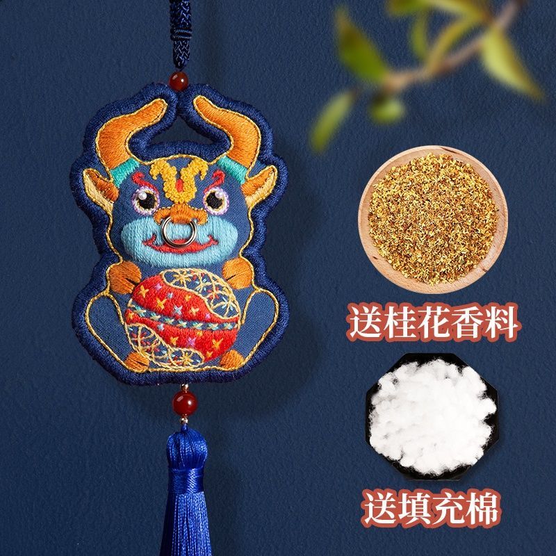 Embroidery Kingdom - DIY borduurpakket met koeienamulet