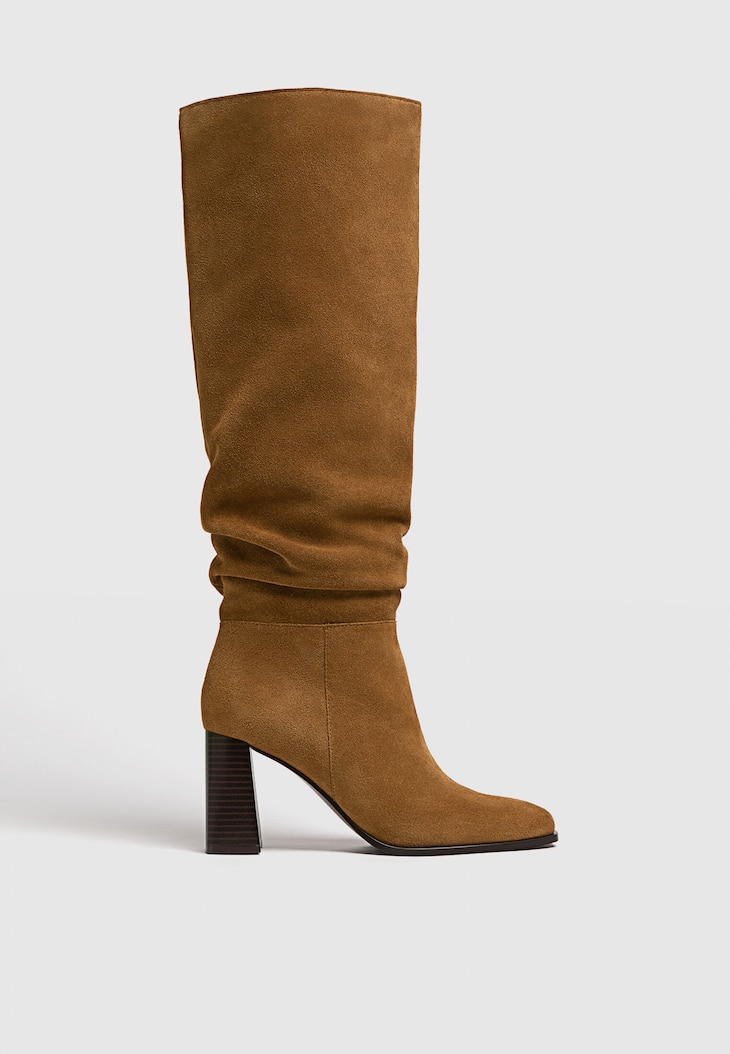 Botas de couro folgadas com salto alto
