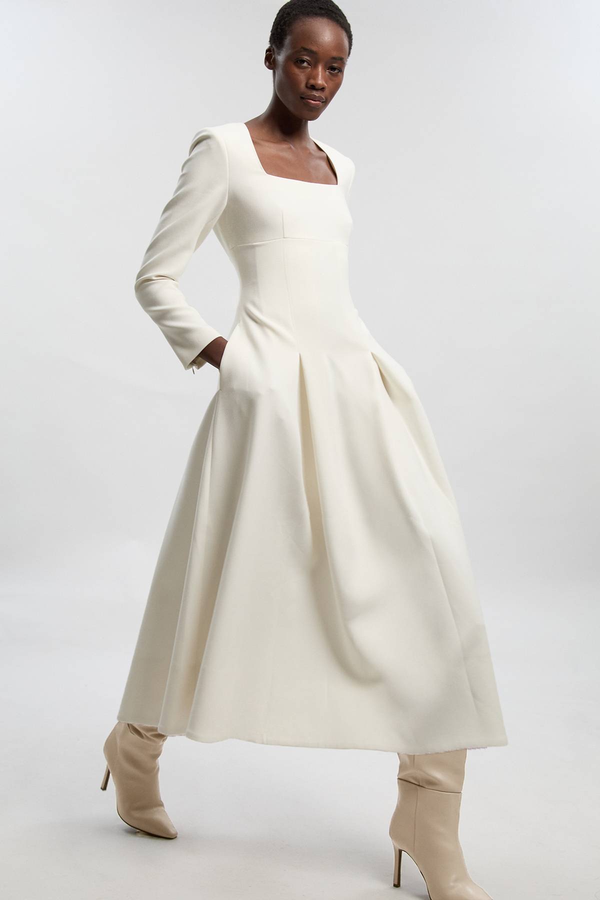KarenMillen Robe Midi Ajustée à Décolleté Cœur en Tissu Stretch