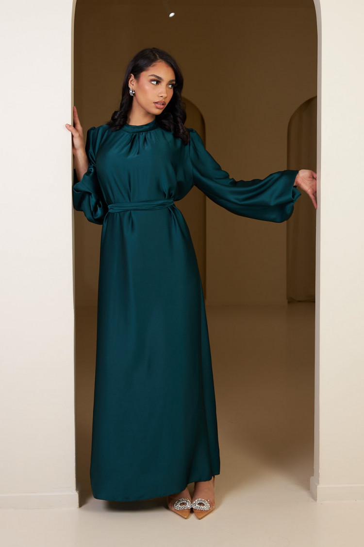 Robe bleu canard satinée et ceinturée