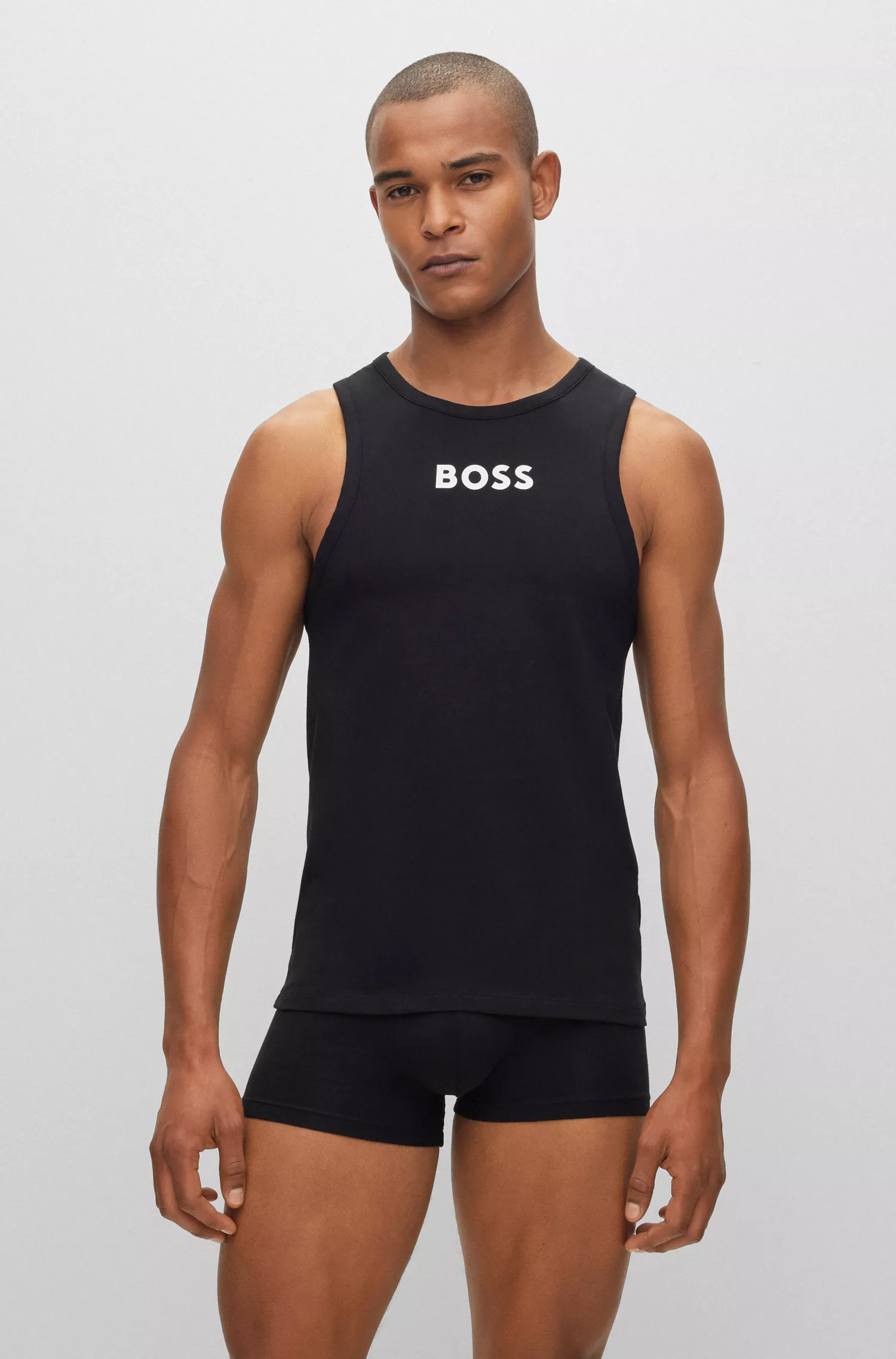 Regata BOSS preta em algodão stretch com costas nadador e logotipo contrastante.