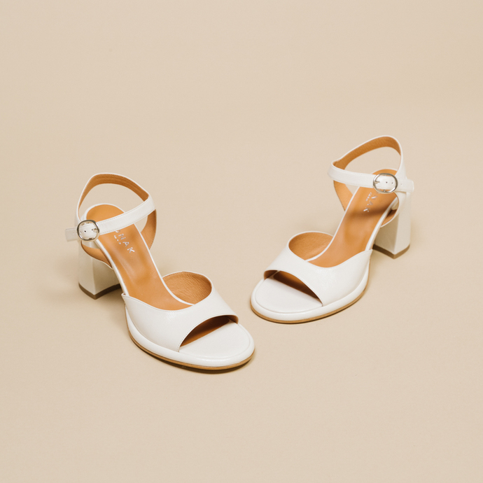 Sandales à talons hauts et bouts ouverts  en cuir brillant écru