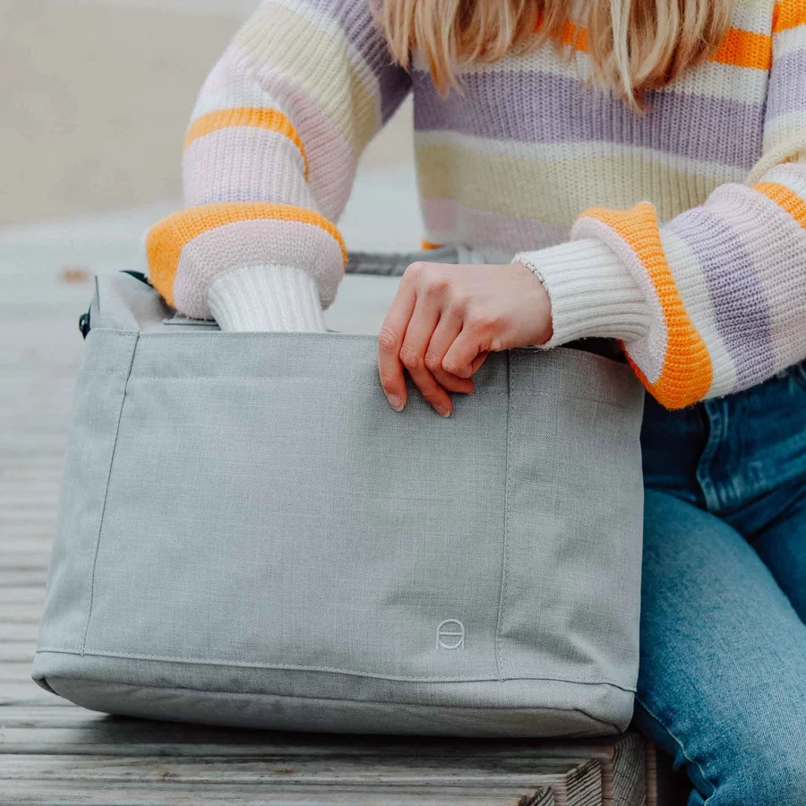 Anna und Oskar Faire Wickeltasche Greta aus recyceltem Material Hellgrau