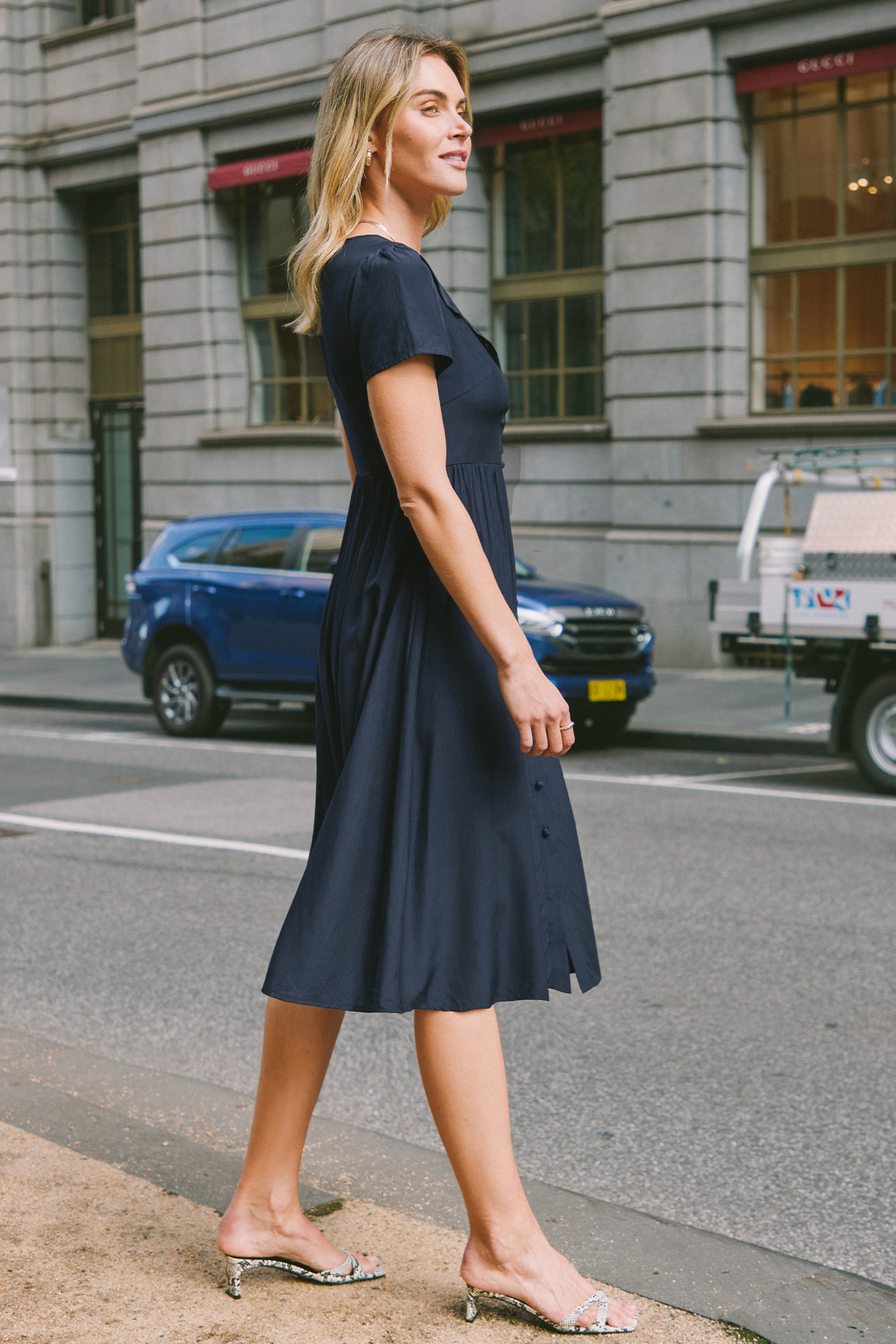 Robe midi à manches courtes et boutons sur le devant noire