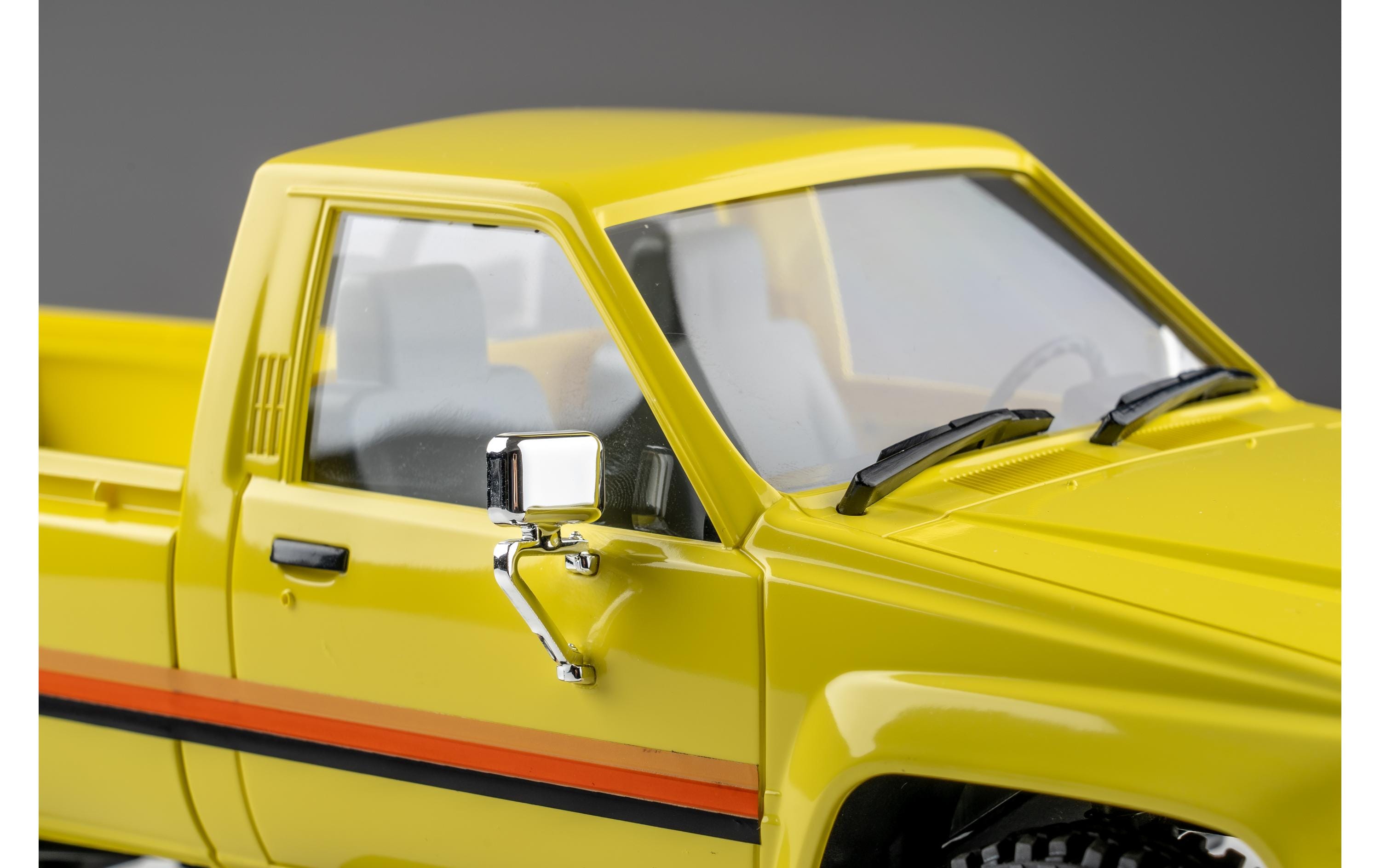 Scale Crawler Toyota Hilux 1983, 4WD RTR, 1:18<br>Detailgetreuer RC Pickup im Massstab 1:18