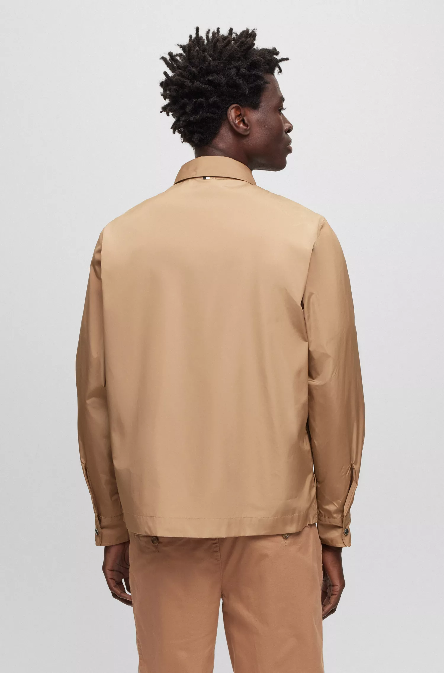 Camisa BOSS preta de corte relaxado, confeccionada em material reciclado e com fecho de zíper.