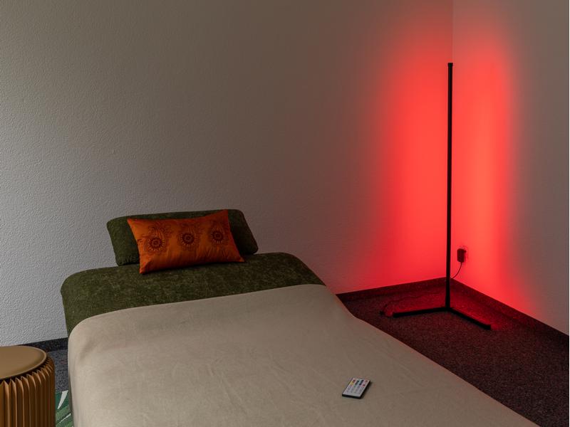 FTM Stehleuchte LED Ambilight, Triangle, RGBW, Schwarz Steuerbare Stehlampe mit variabler Farbtemperatur