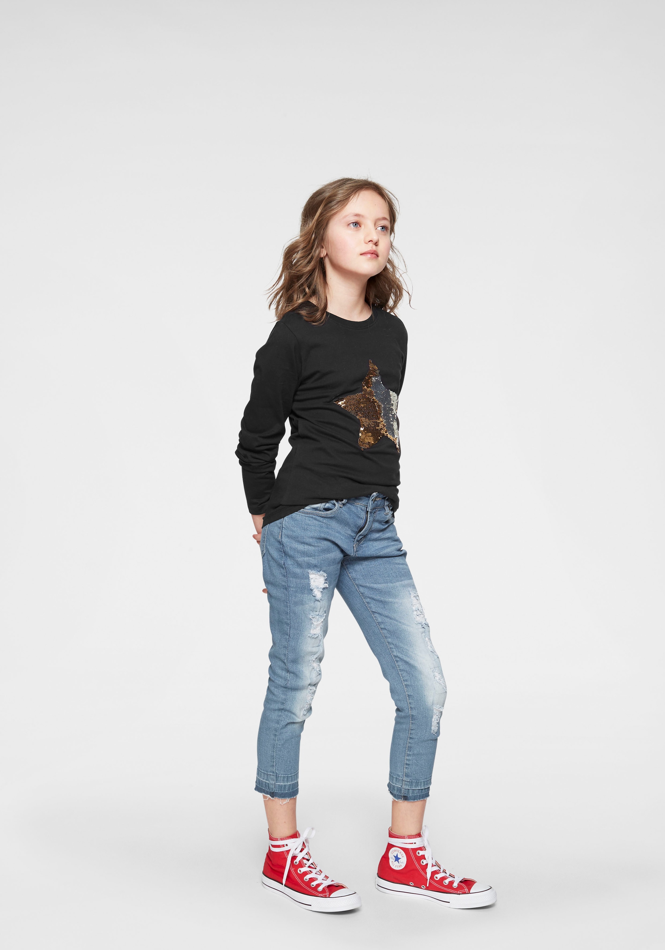 KIDSWORLD Langarmshirt »STERN«, Langarm,  taillierter Schnitt,  mit glitzernden Pailletten