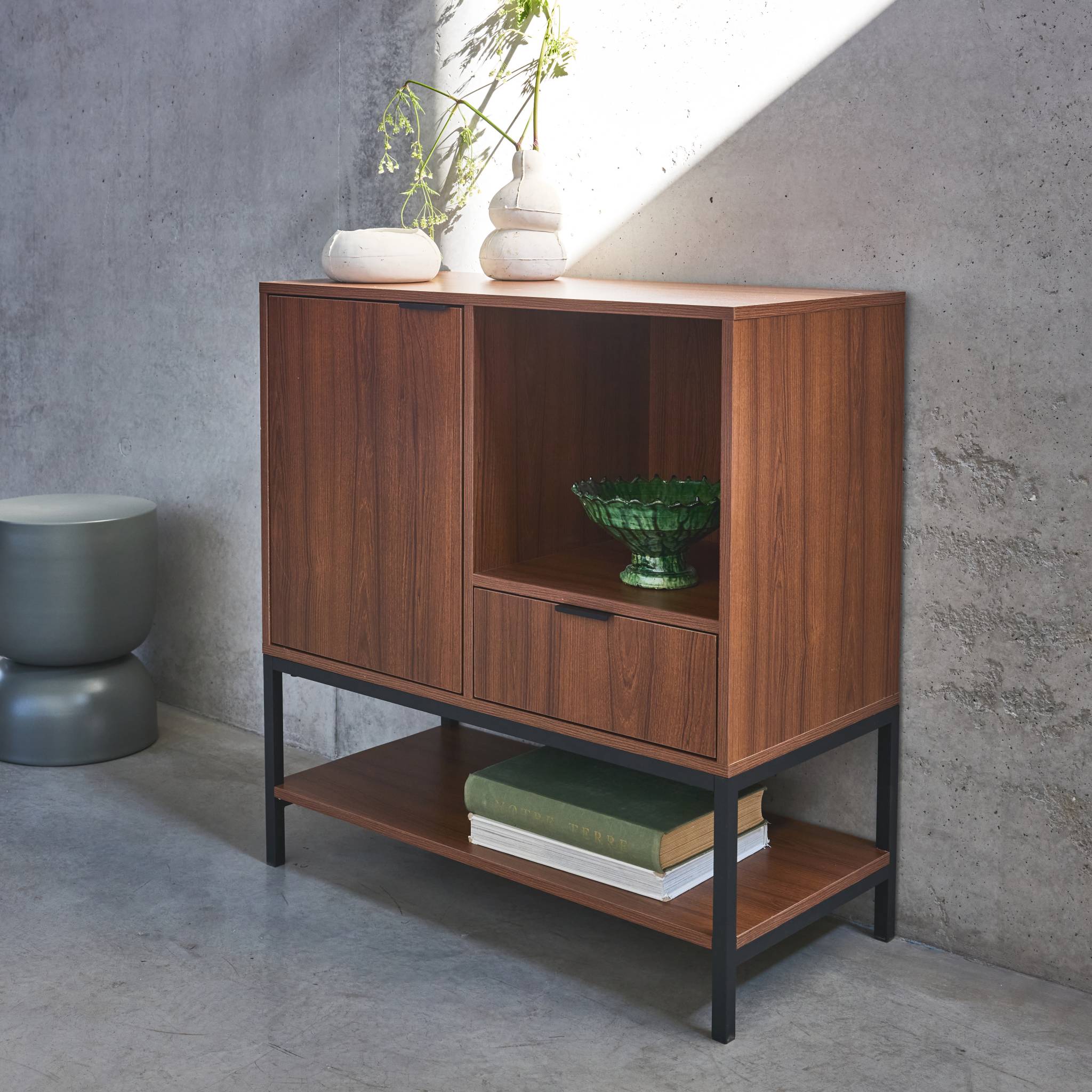 sweeek - 1-deurs walnootkleurig houten dressoir