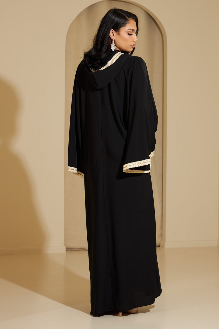 Abaya noire à capuche avec détails dorés