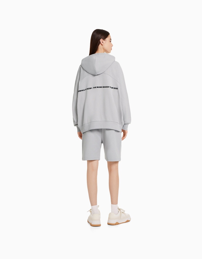 Bermuda de pelúcia BERSHKA com detalhes em BIZARRAP
