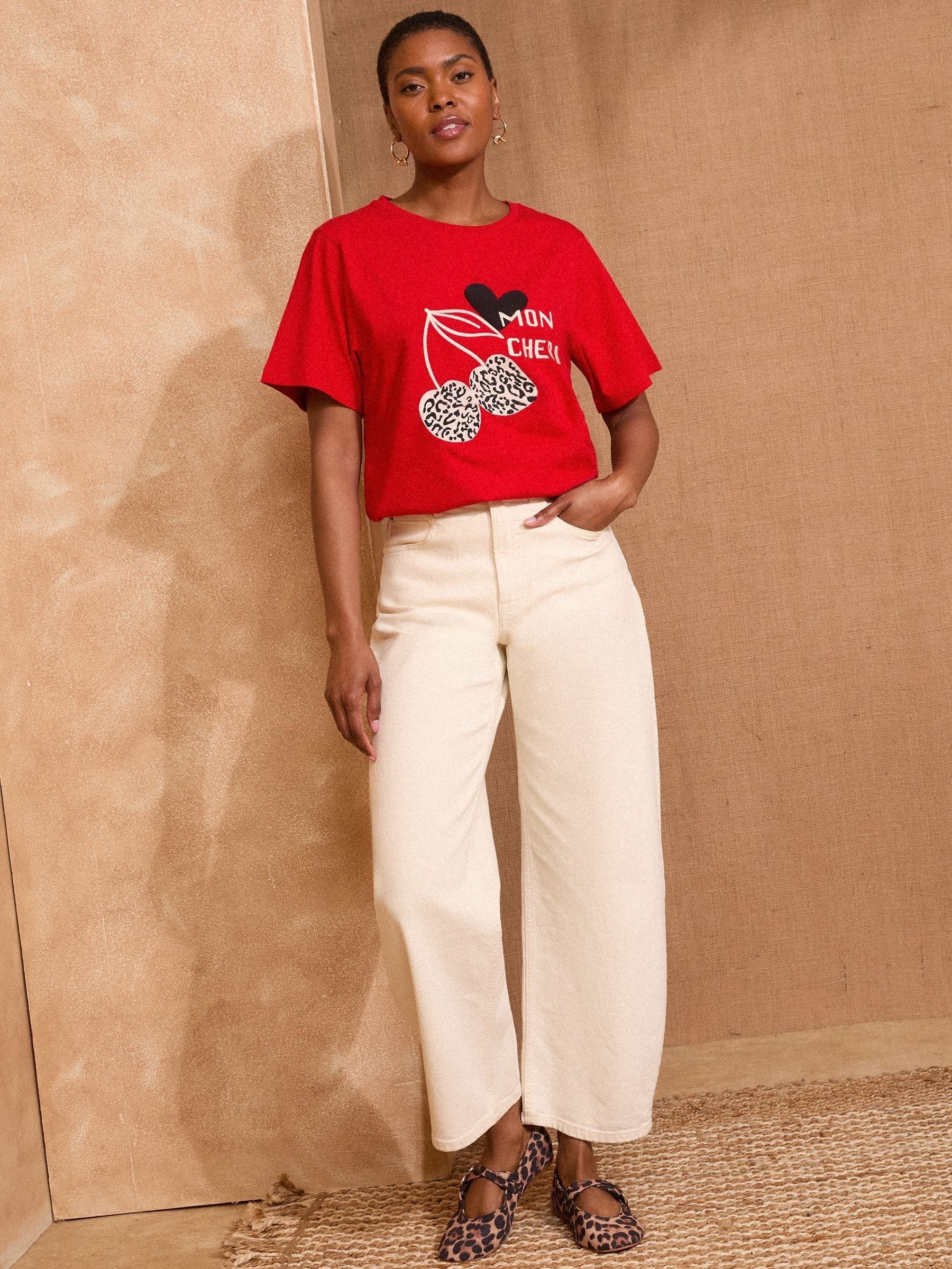 Red Animal Print Cherry Embroidered - Love & Roses T-shirt met ronde hals
