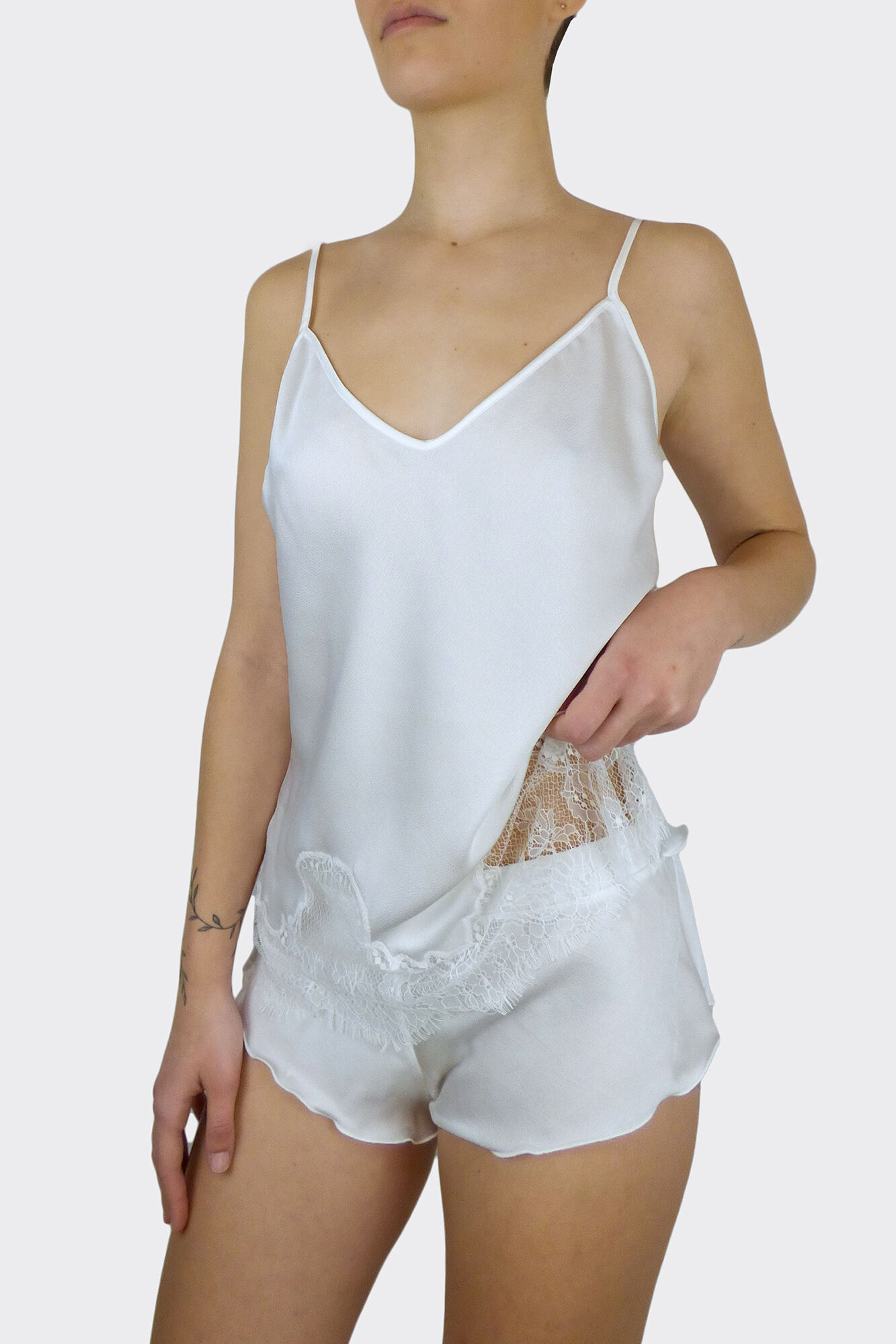 Pijama curto feminino em crepe branco e bege.