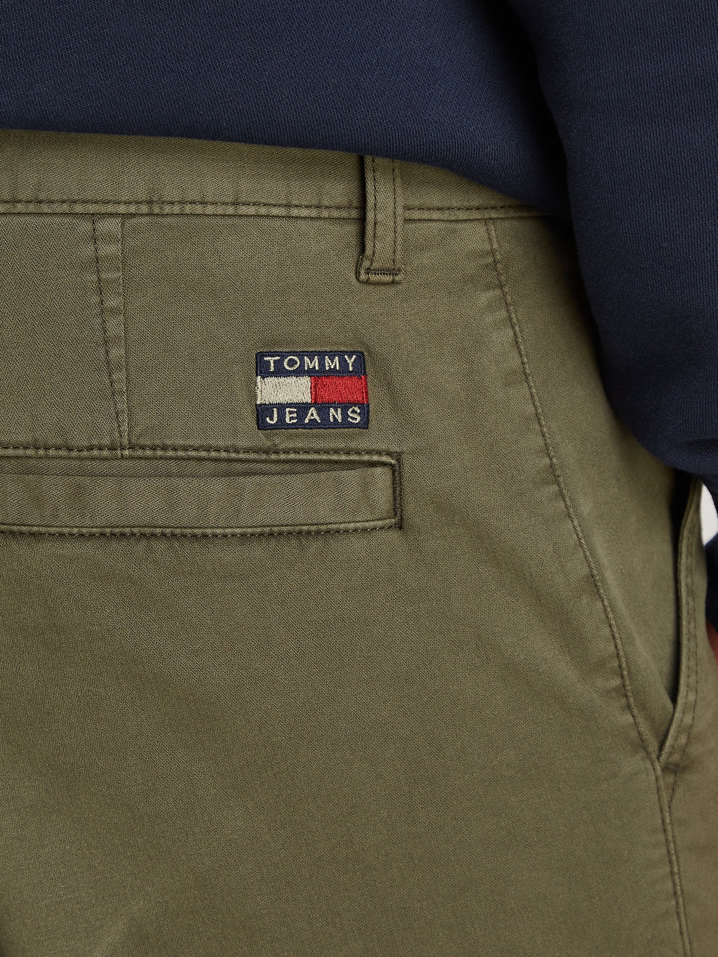 Tommy Jeans Cargohose »TJM AUSTIN LIGHTWEIGHT CARGO«  mit bestickten Markenlogo über der Gesässtasche