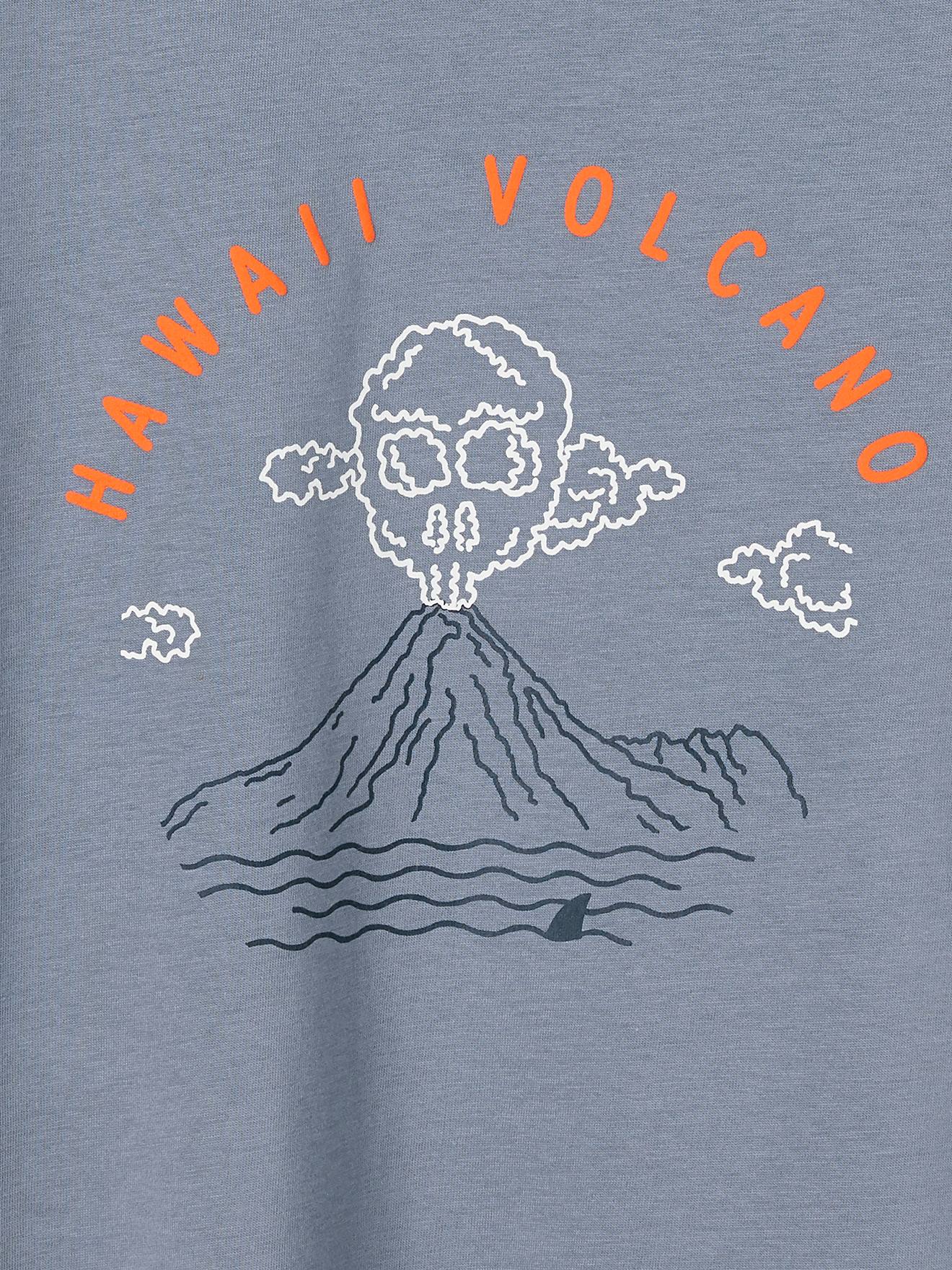 Camiseta infantil masculina com estampa de paisagem e detalhes em relevo, calça jeans azul.