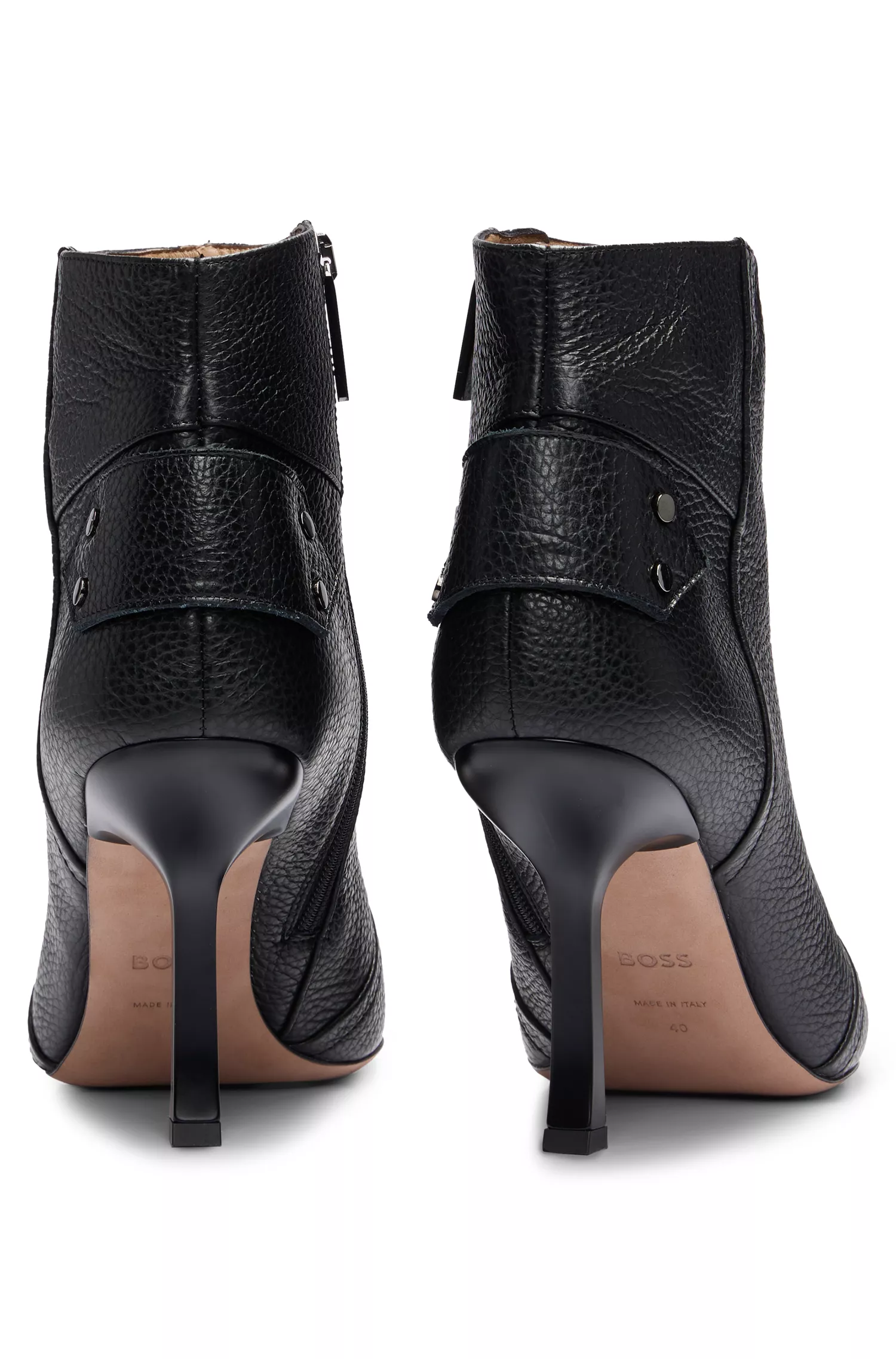 Botas BOSS em couro preto texturizado com salto de 9 cm e detalhes em metal.